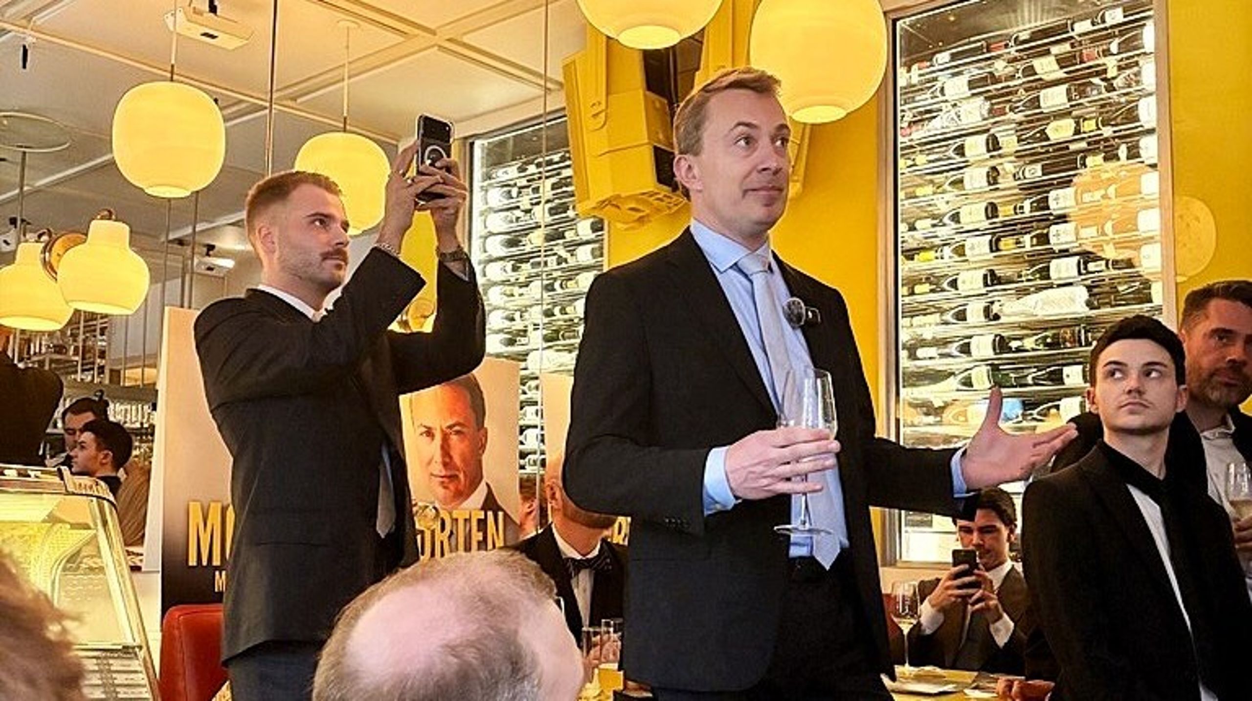 Dansk Folkeparti og det højreorienterede ungdomsmagasin Modstrømmen holdt fælles&nbsp;lancering af Morten Messerschmidts nye bog ’Dansk forår’ på Café Dan Turéll i København lørdag 7. marts. Mitchel Oliver (tv.) er chefredaktør på magasinet og ansat som personlig SoMe-assistent for DF-formanden, og så står han bag valgtesten.dk.