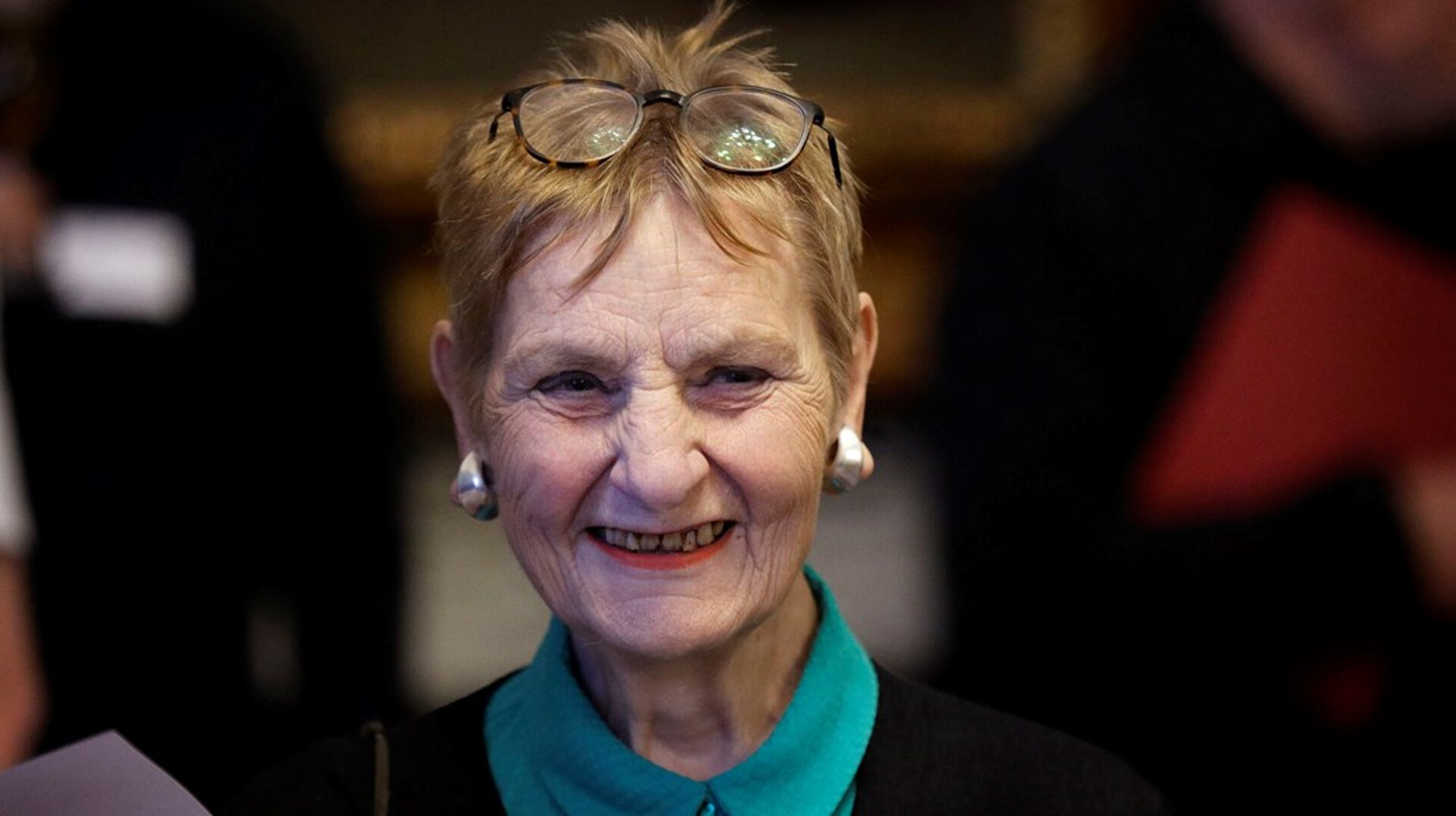 Birte Weiss ved afsløringen af&nbsp;Mie Mørkebergs maleri 'Samtalen 1918-2024' af kvindelige politikere i november 2024.