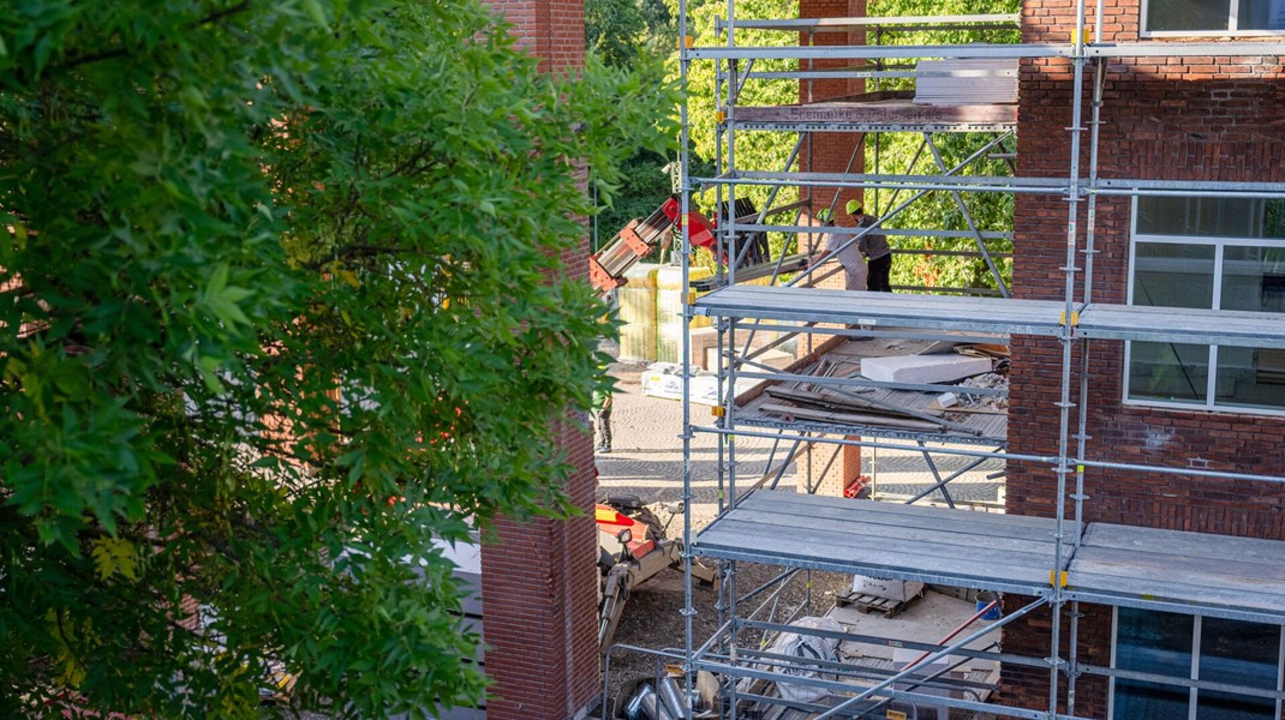 Bygge- og anlægssektoren er for vigtig til at være spredt ud over otte ministeriers skriveborde, skriver ti afsendere.