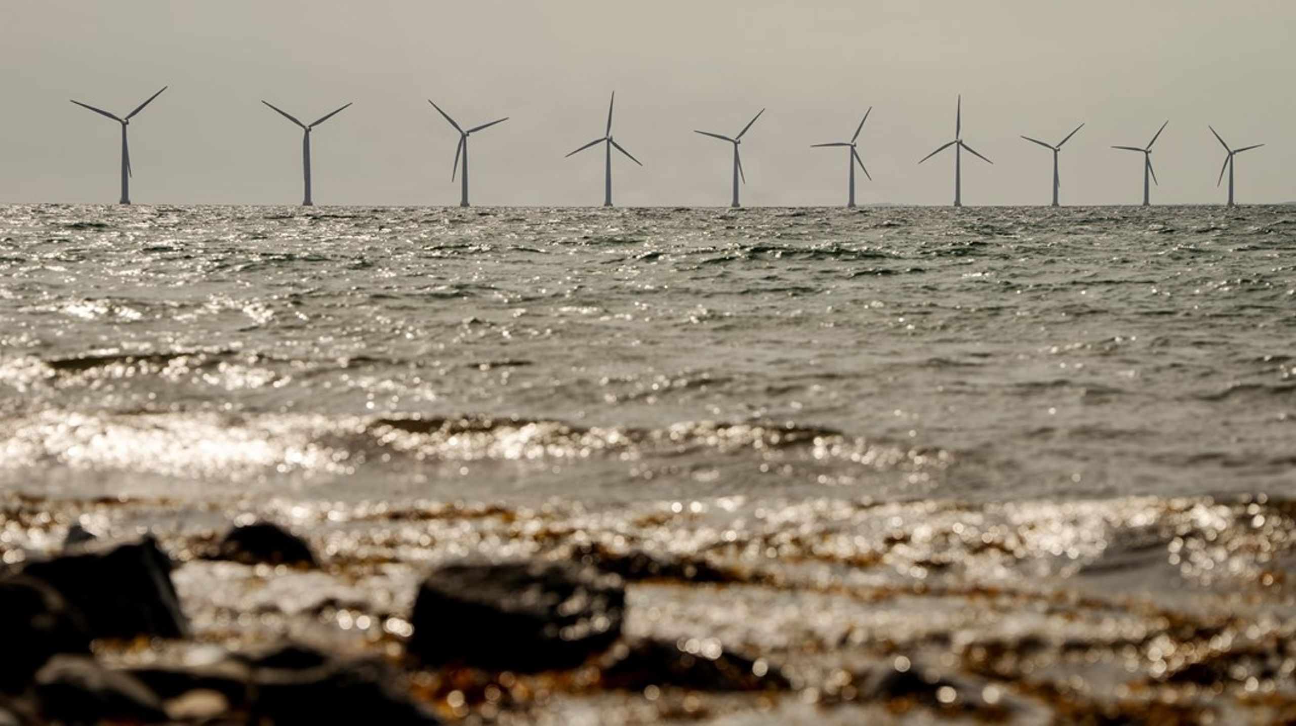 Fra mere end to årtiers arbejde med energiomstilling på Samsø ved vi, at bæredygtig udvikling alt for ofte bliver et modebegreb, der handler om holdninger mere end handling, skriver Peter Martin Jakobsen og Søren Hermansen i dette indlæg. Arkivfoto: Havvindmøllepark ved Samsø.