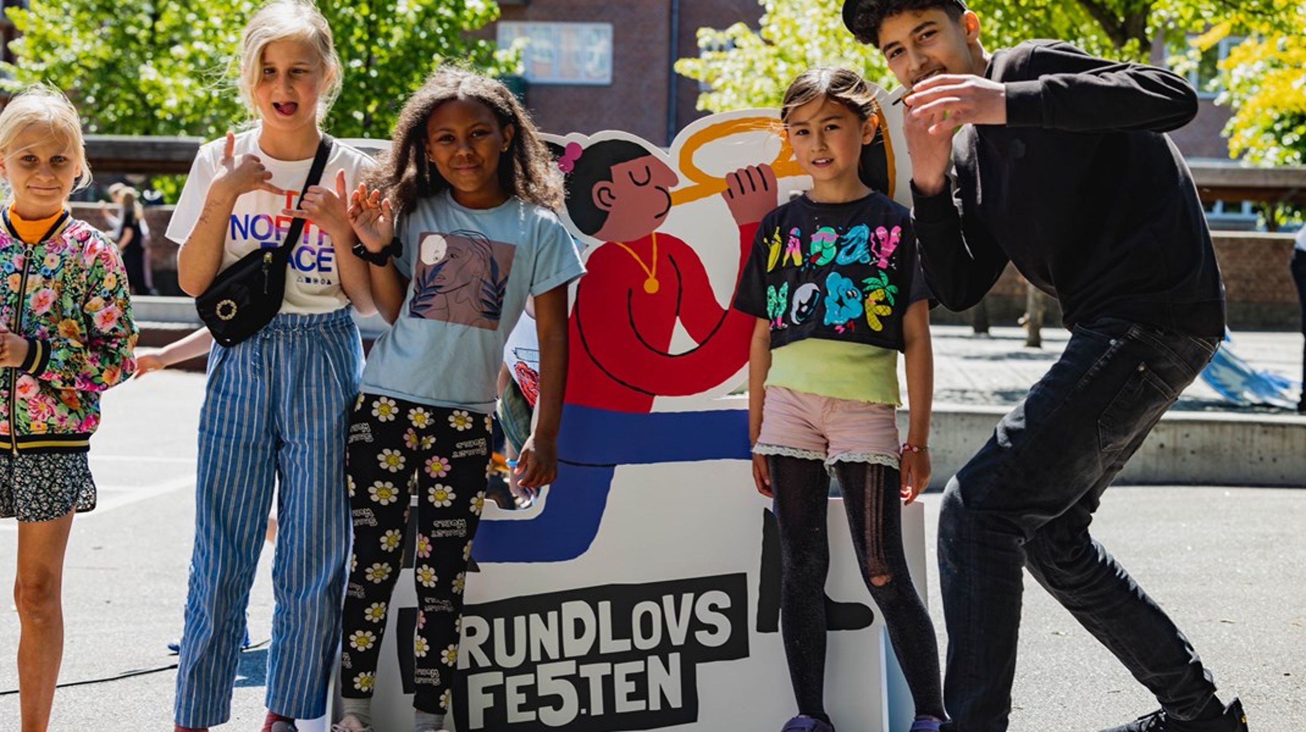 Grundlovsfesten samarbejder med foreninger, organisationer og institutioner, der ønsker at gøre grundlovsdag til en national festdag, hvor alle børn, unge og voksne fejrer demokratiet.