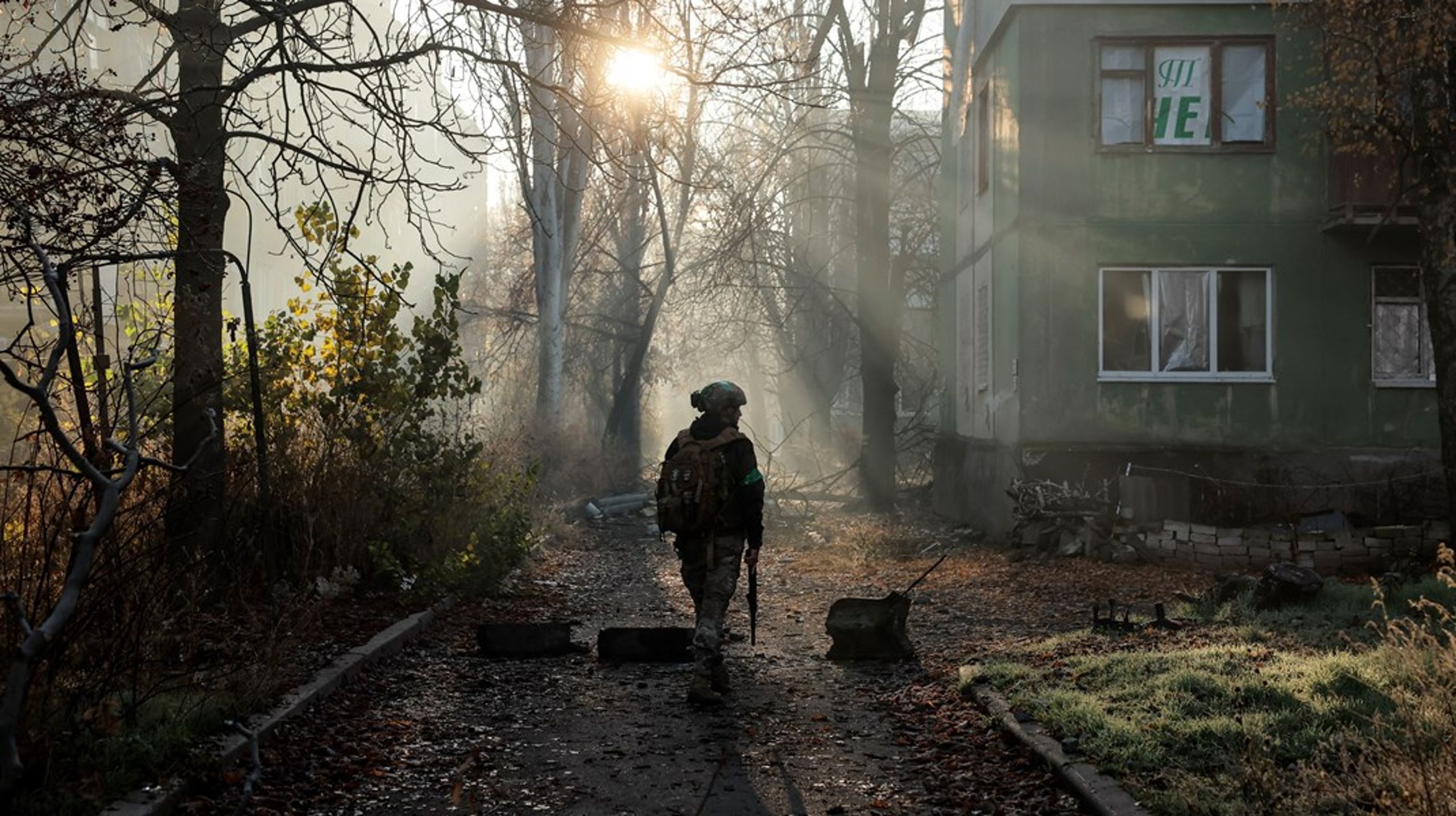 Mange ukrainske arbejderklasse-mænd flygter gennem skove, bjerge og flodområder&nbsp;for at undgå mobilisering.&nbsp;De oplever, at mobiliseringen implementeres klasseskævt,&nbsp;skriver Sofie Rose.
