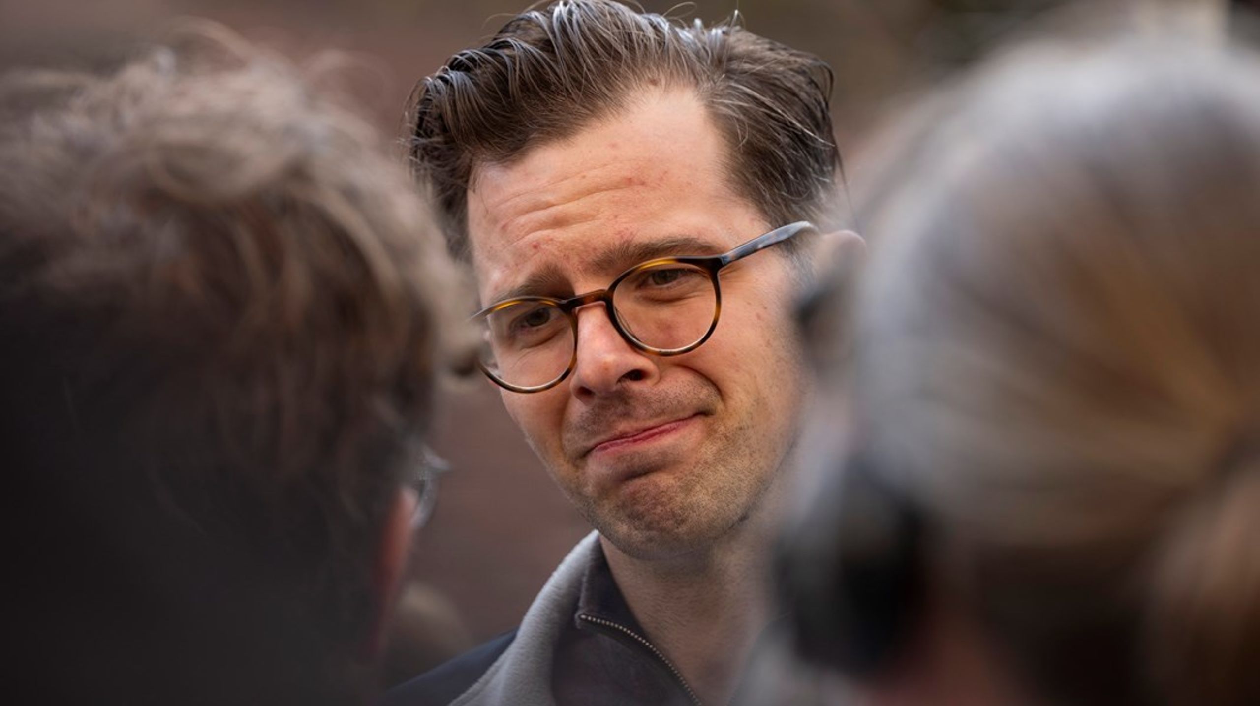 Alex Vanopslaghs bekendelse handler udelukkende om ham selv.
Om stress. Faderskab. Personlig vækst. Og nu et “ualmindeligt kedeligt liv”. Ikke ét ord om, hvor pengene endte. Ikke ét ord om den kriminelle økonomi, han var med til at finansiere, skriver Morten Kromann om Alex Vanopslaghs kokainbrug.