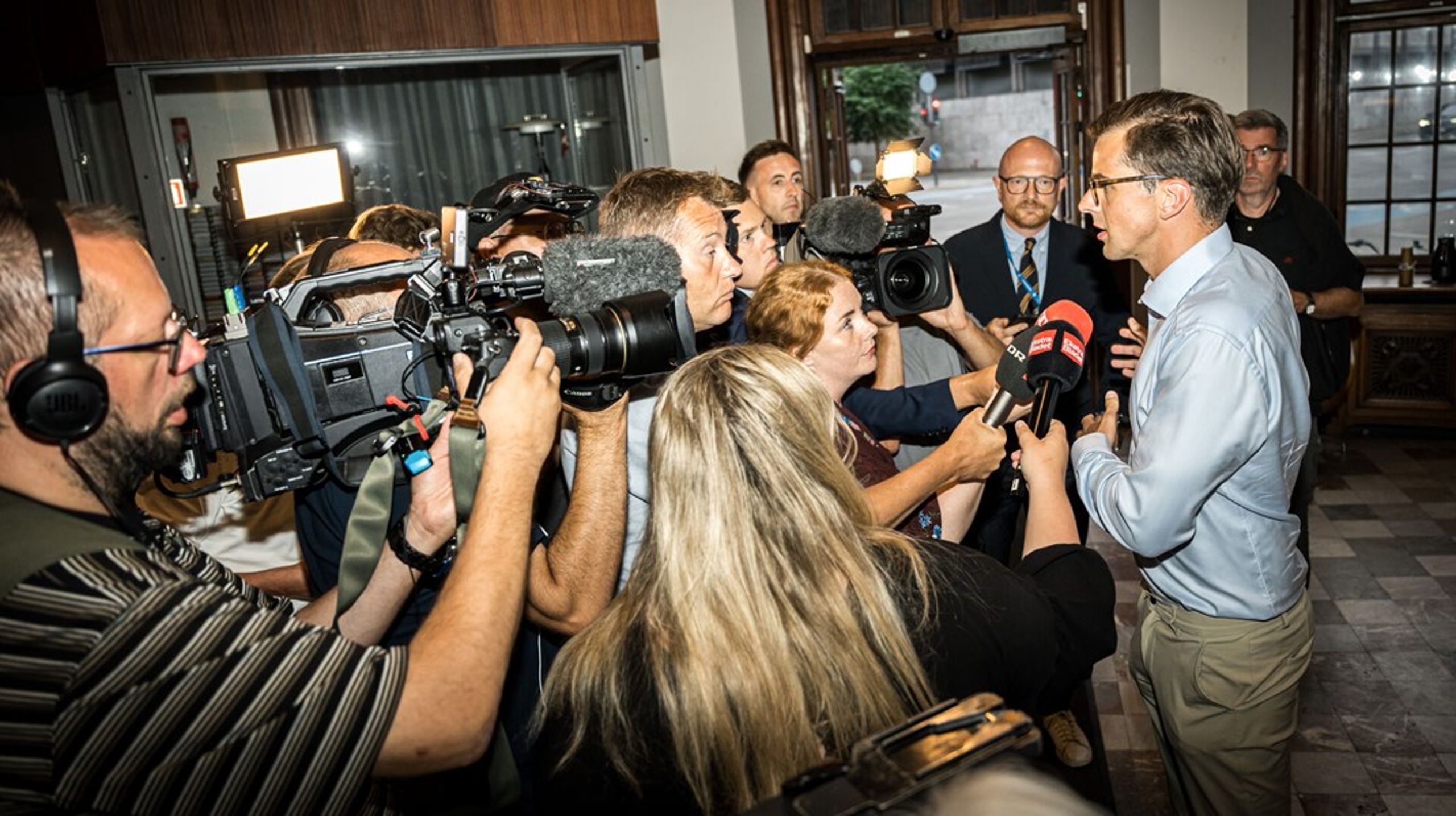 En UV-lampe på toiletterne i diverse mediehuse – efter en personalefest – ville lyse kraftigere end den journalistiske etik, der lige nu driver jagten på Vanopslagh, skriver Nima Zamani.