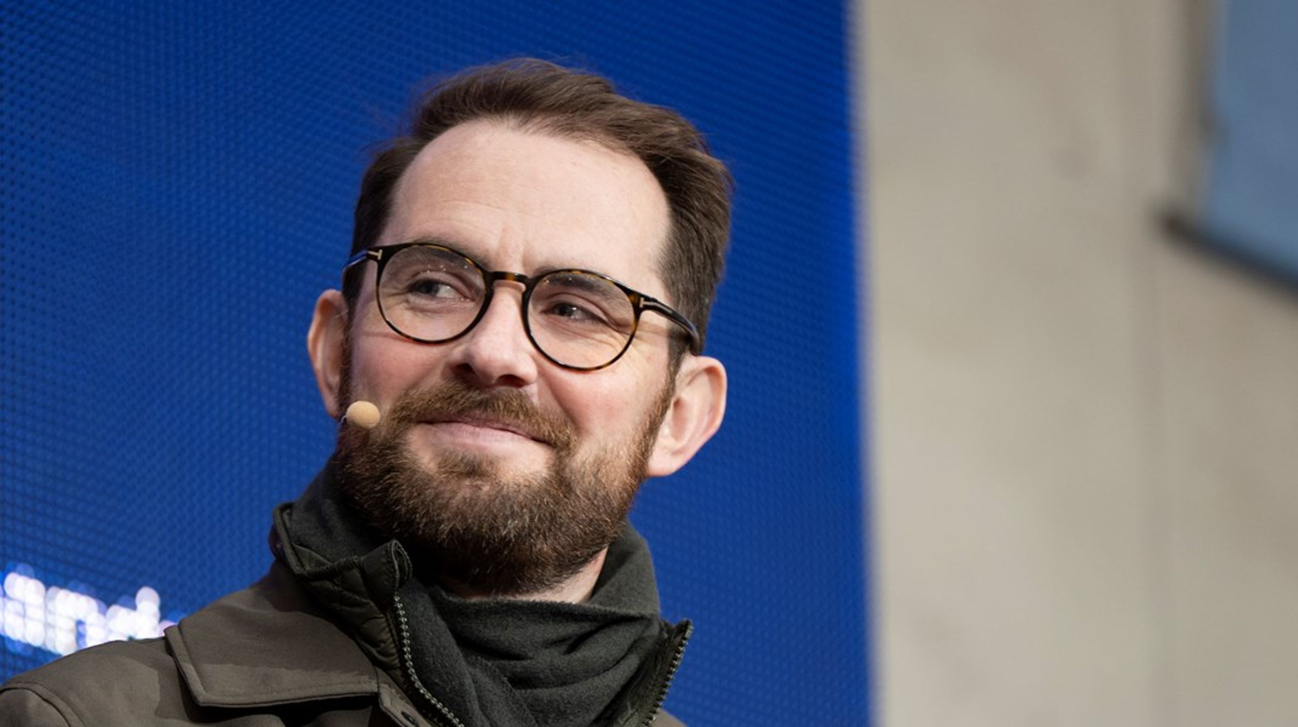 Alexander Ryle (LA)&nbsp;vil gerne hæve ambitionerne for, hvor mange funktioner i det offentlige, AI kan overtage. Men der skal ikke fyres på grund af kunstig intelligens, siger han.