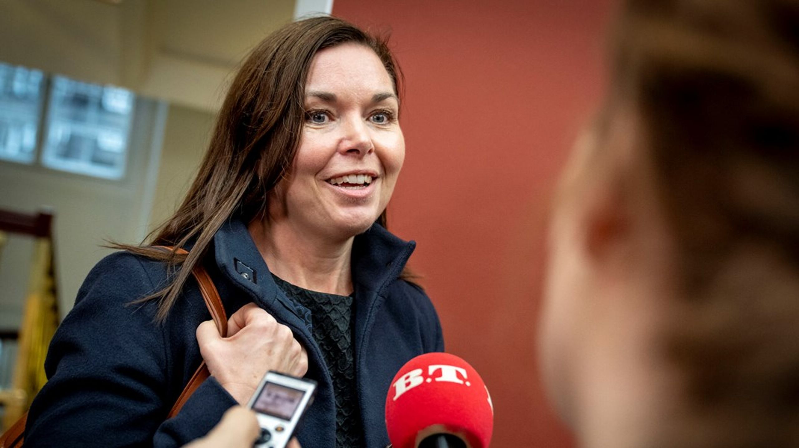 Der vil med den nye prognose&nbsp;ikke længere være plads til hverken den tidligere kirkeminister&nbsp;Louise Elholm, der har siddet i Folketinget i næsten 20 år, eller den tidligere udviklingsminister&nbsp;Christian Friis Bach, der i august 2024 skiftede til Venstre fra Radikale Venstre.