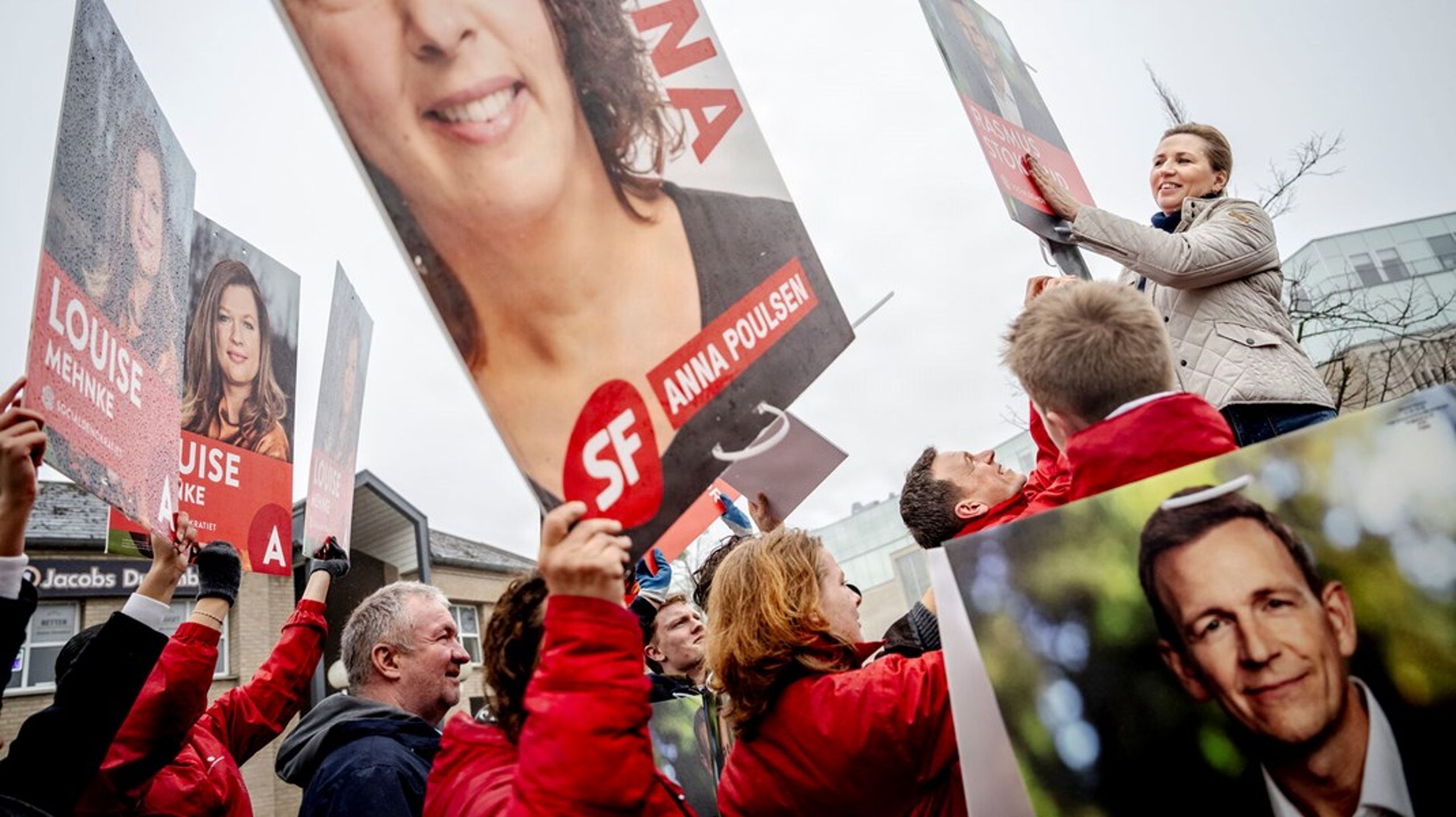 Udlændinge- og integrationsminister Rasmus Stoklund (S), der her hænger valgplakater op sammen med statsministeren, er en af de ministre, der har fravalgt rådsmøder i EU under valgkampen.