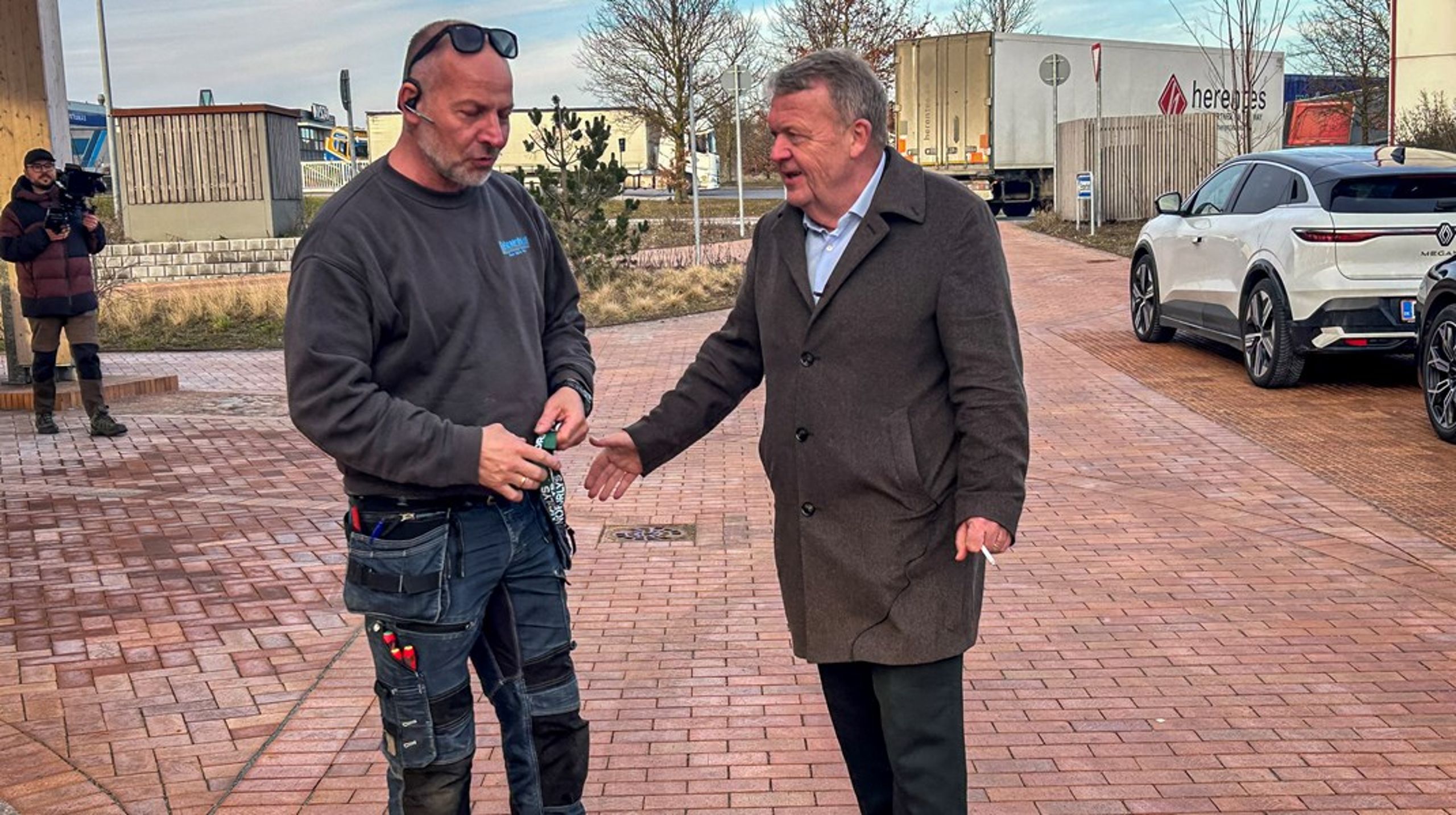 Der er også nogen, der må sige til danskerne, at det blæser omkring os, og at vi er nødt til at stå fast, lød det fra Lars Løkke Rasmussen