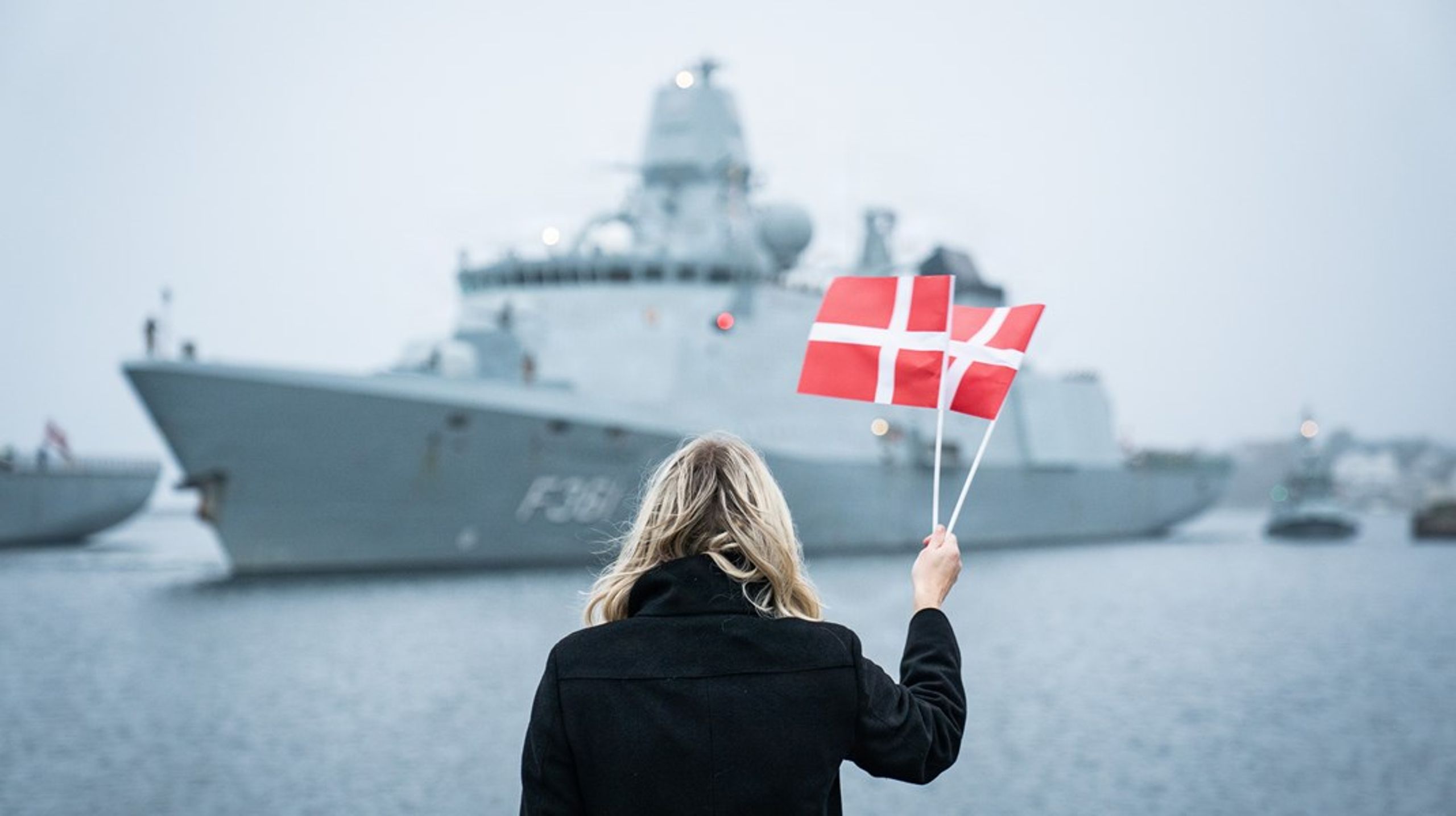 Daværende forsvarsminister Trine Bramsen (S) byder fregatten Iver Huitfeldt velkommen hjem fra en mission i Hormuzstrædet i 2020.&nbsp;