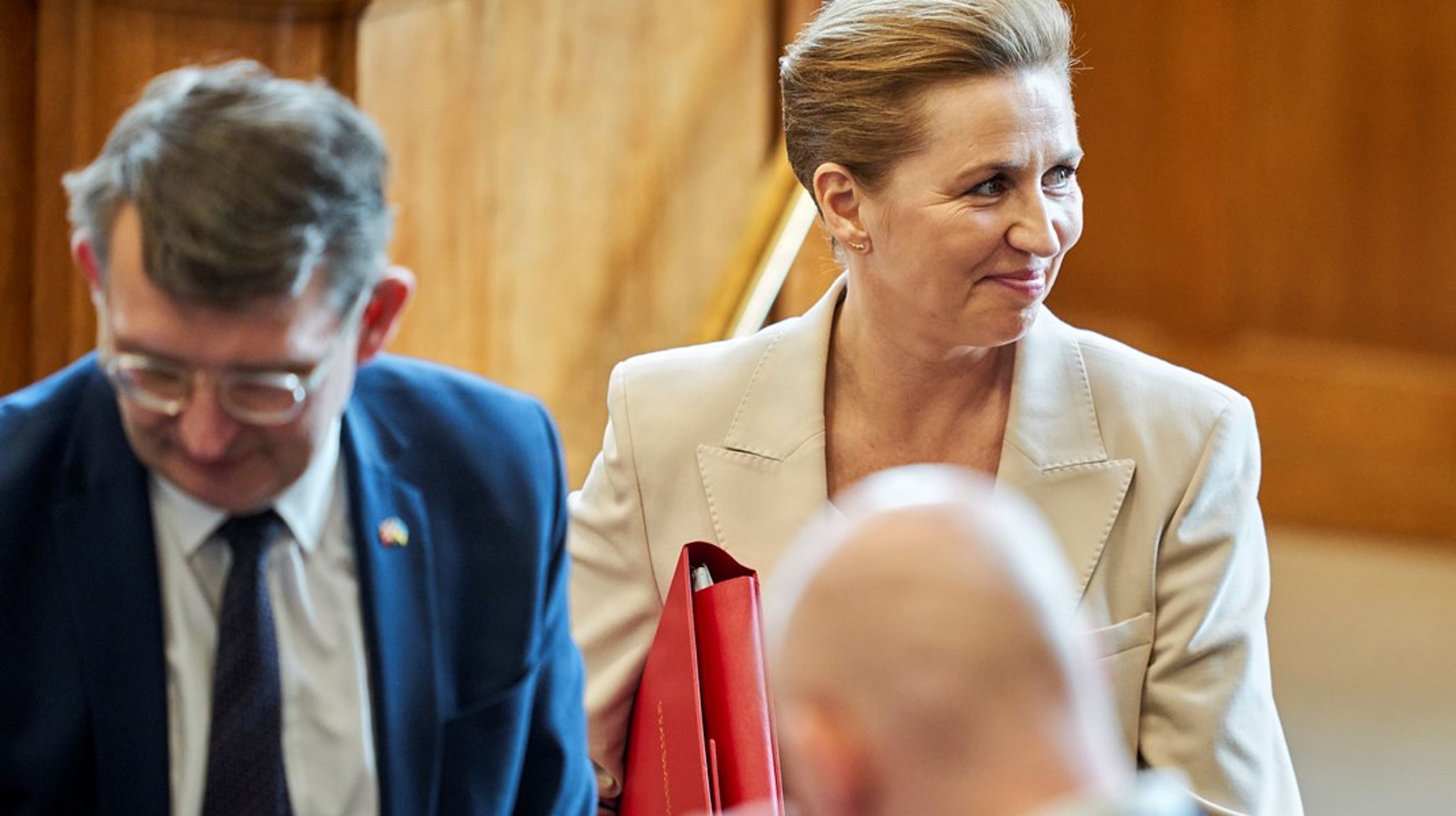 Statsminister Mette Frederiksen (S) ønsker at indføre ret til aktiv dødshjælp i Danmark. Men Alternativet er det eneste parti med en fælles holdning i spørgsmålet. En kommende regering skal sandsynligvis tage stilling til bud på modeller for dødshjælp.&nbsp;