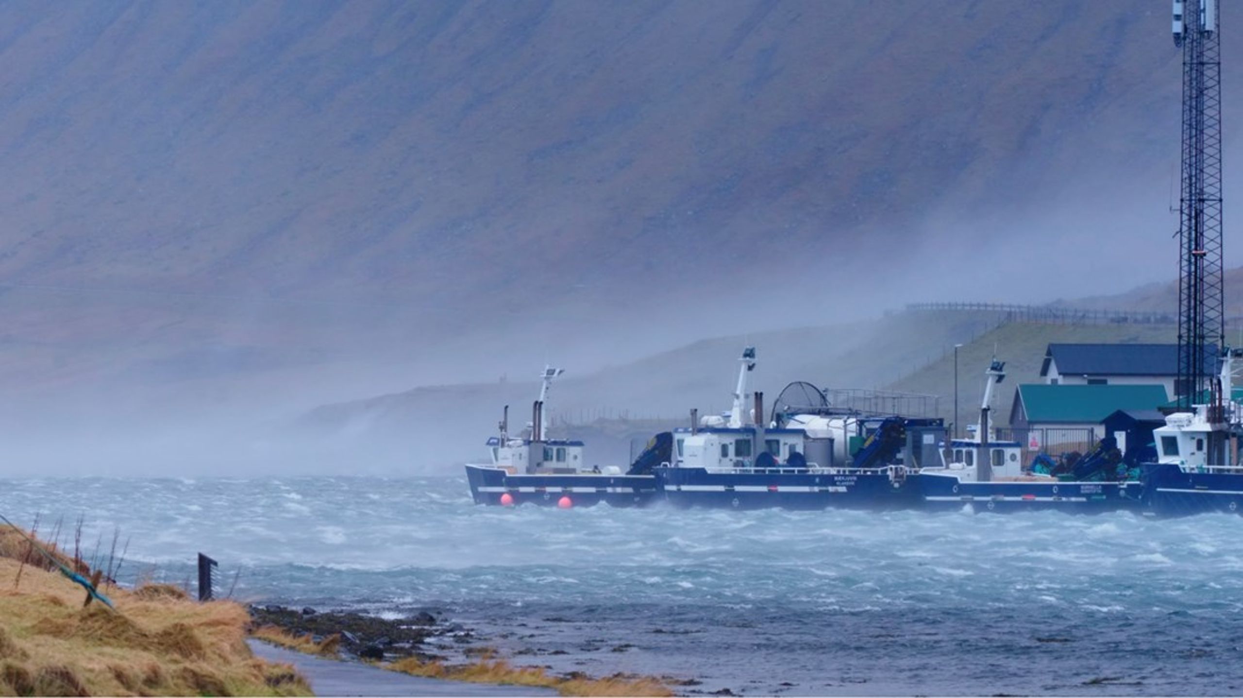 Det blæser på Færøerne både bogstaveligt og politisk.