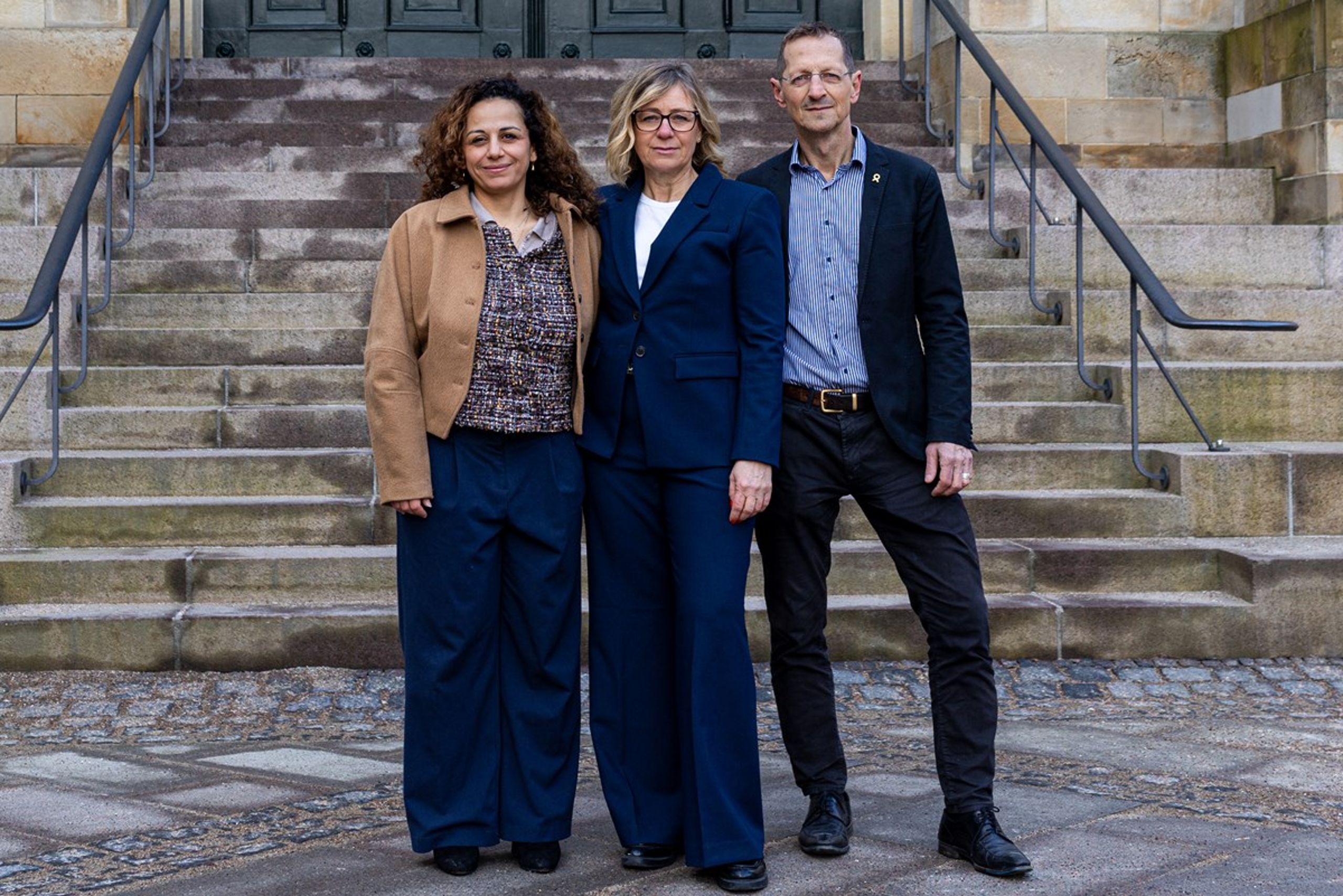 Haifaa Awaad, Vibe Klarup og Lars Koch, henholdsvis forkvinde for Mellemfolkeligt samvirke og generalsekretærer for Amnesty International Danmark og Oxfam Danmark foran retsbygningen, hvor Østre Landsret dom&nbsp;onsdag blev stadfæstet: Der er ikke retlig interesse i organisationernes sag mod den danske stat.&nbsp;