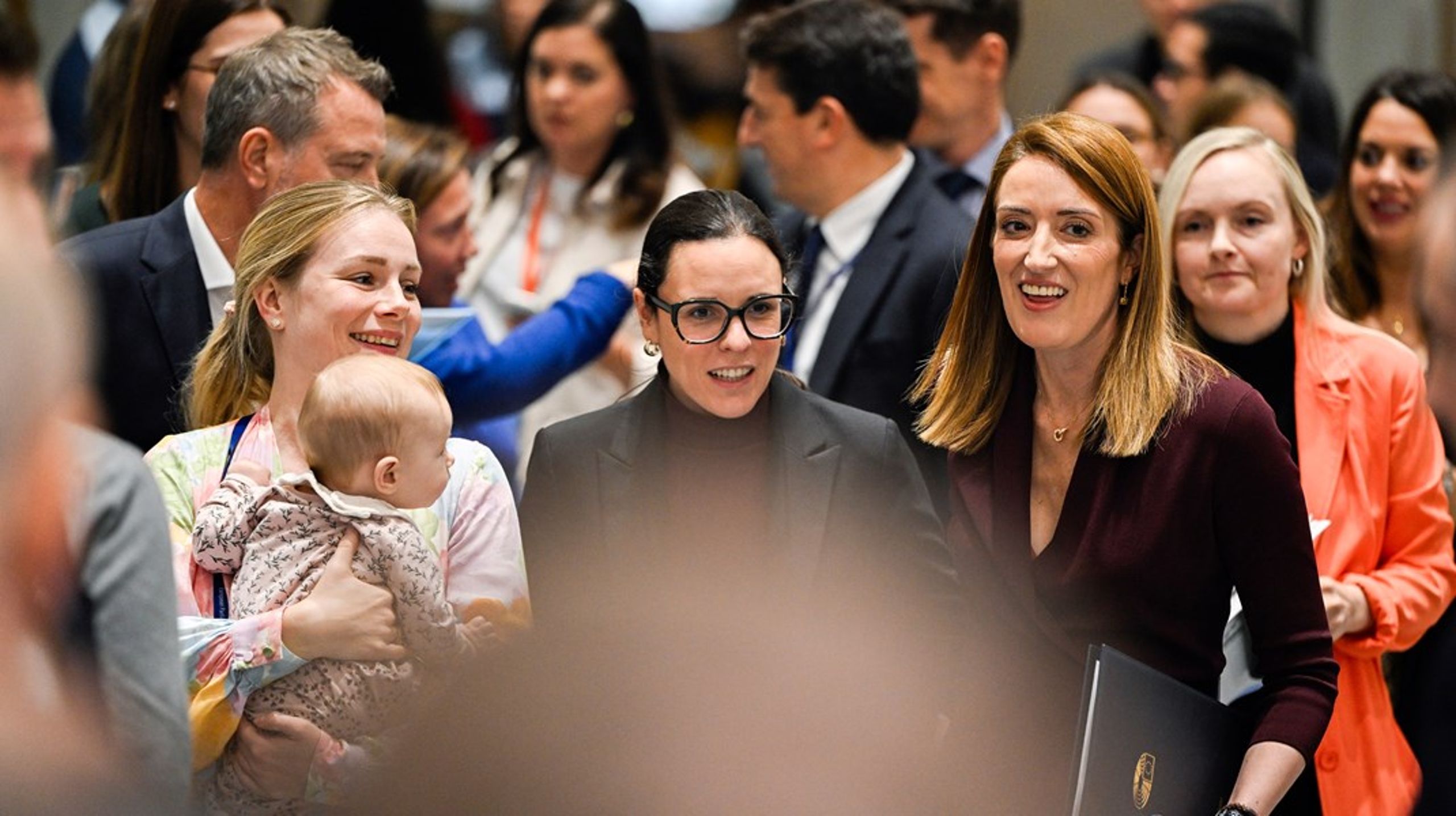 Radikales Sigrid Friis (t.v.) er én af dem, der har måttet vælge mellem afstemninger og baby i Europa-Parlamentet.&nbsp;