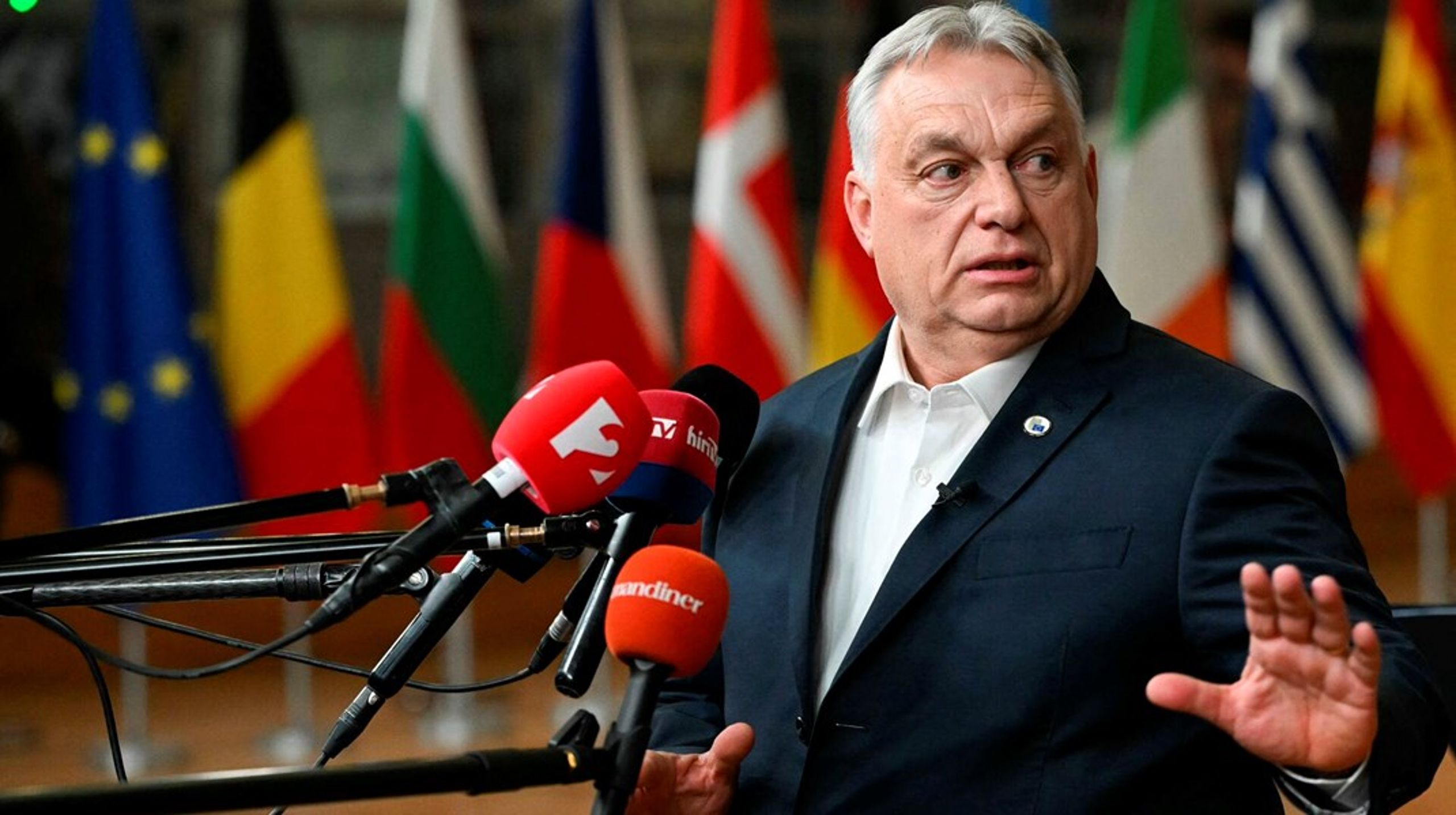 Viktor Orbán beskrev sig selv som den tapre tinsoldat, da han ved et EU-møde torsdag stod fast på at blokere for et hårdt tiltrængt lån til Ukraine.