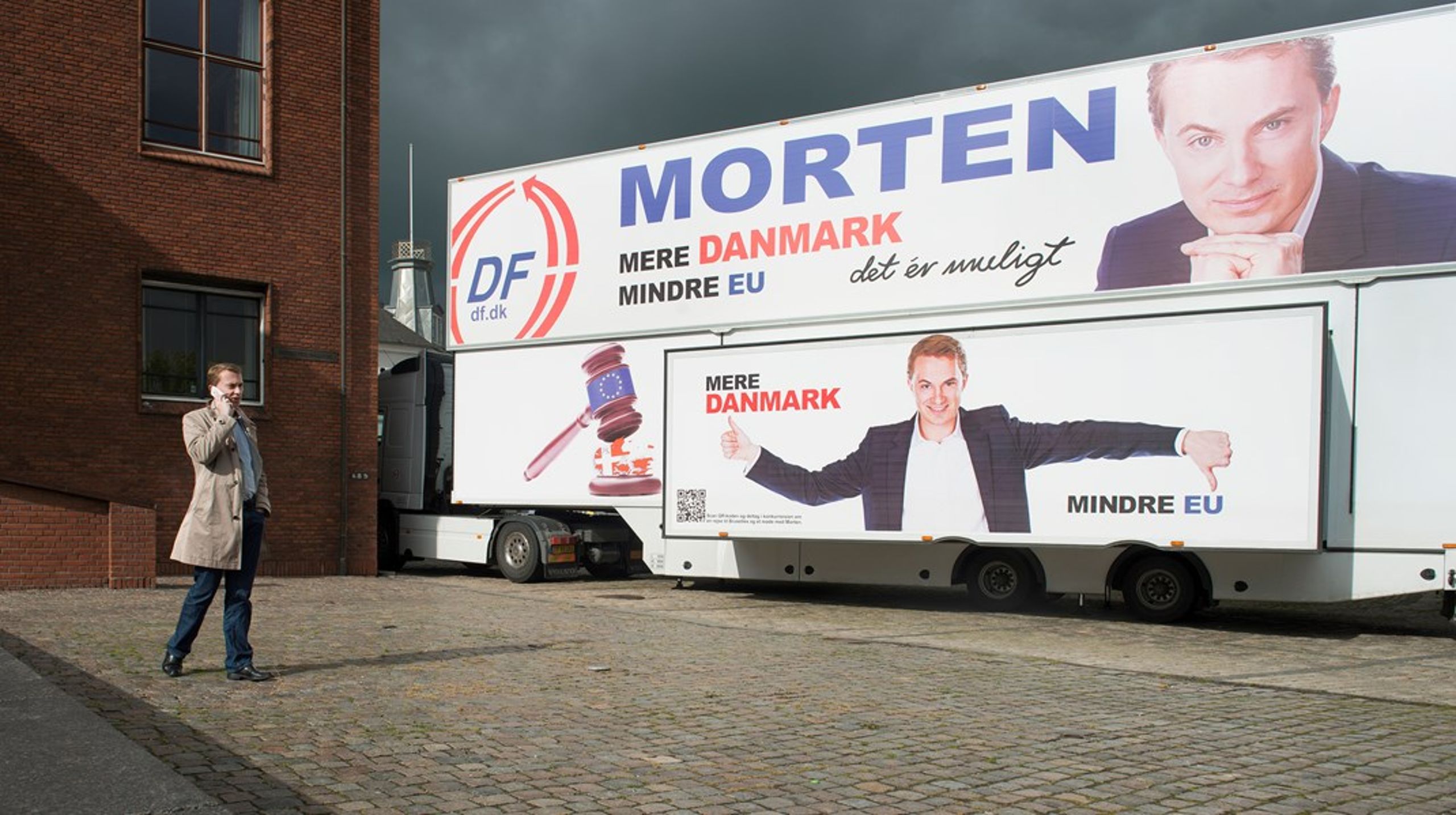 Morten Messerschmidt i 2014 foran den kolossale lastbil, som ifølge hans daværende kampagnechef var et kerneelement i den del af kampagnen, der gik ud på at mobilisere sofavælgere.