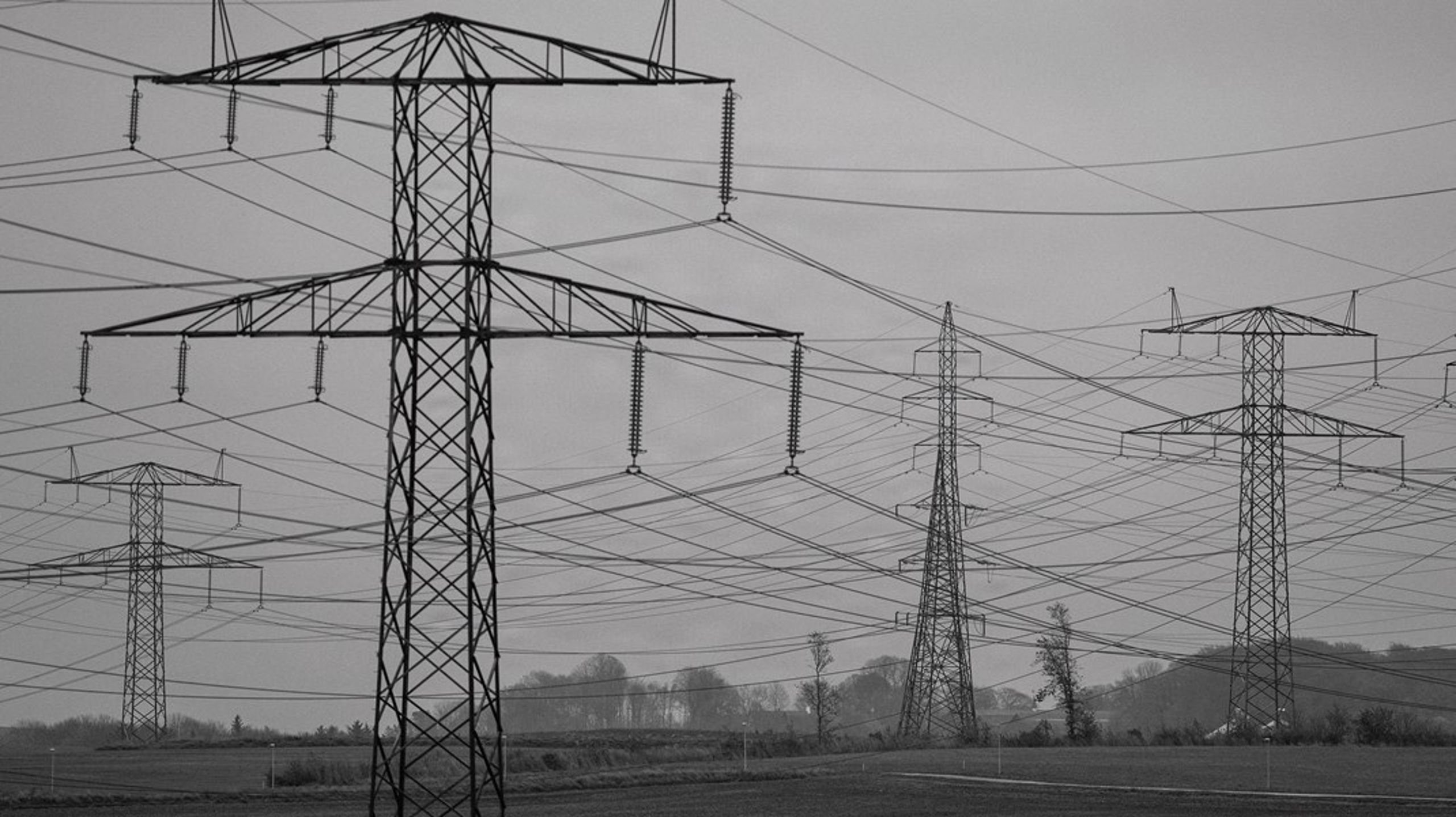 Elektrificeringen er nødvendig for dansk konkurrencekraft og energiuafhængighed. Og elektrificeringen kræver et eltransmissionsnet, der kan følge med. Det kan det ikke i dag, skriver Per Bach Laursen (V), Lasse Frimand Jensen (S), Mads Duedahl (V) og&nbsp;Esben Thietje Mortensen.<br>