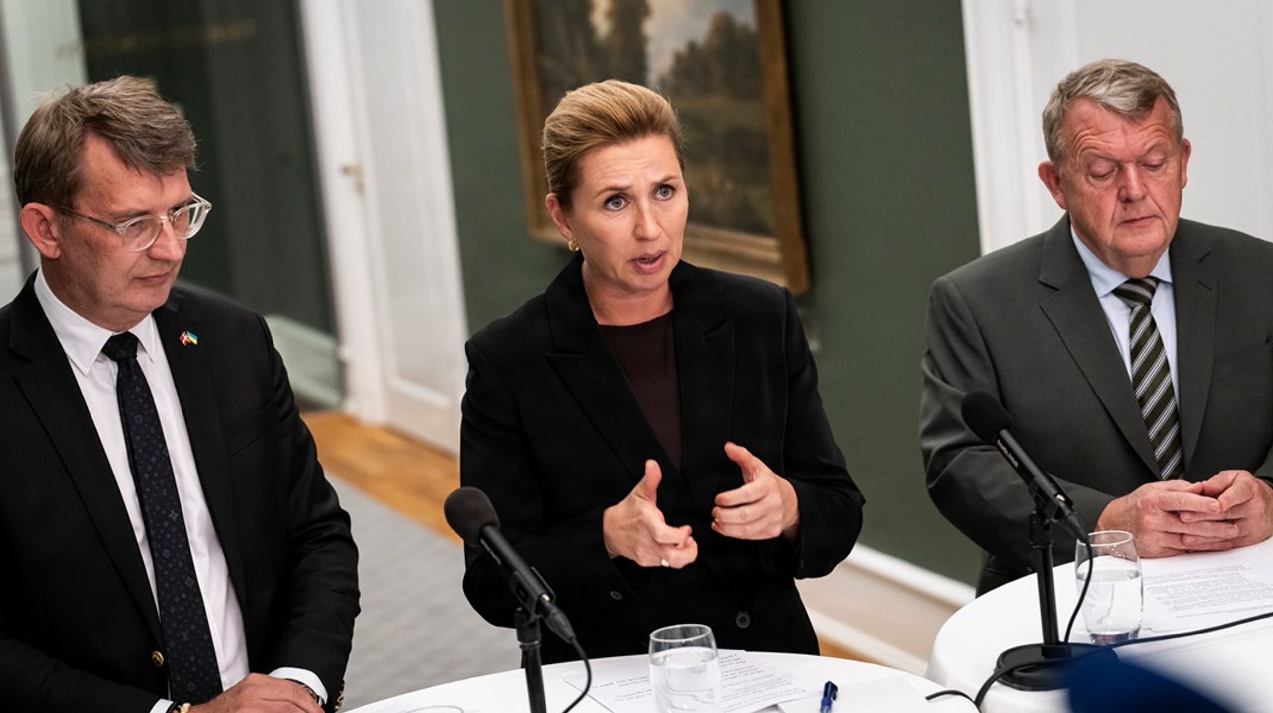 Selv om det er valgkamp, og rummet for klynk og manipulationer er udvidet, behøver SVM-toppen ikke opføre sig som magtesløse børn, skriver Helle Ib om Mette Frederiksen, Troels Lund Poulsen og Lars Løkke Rasmussens flugt fra beslutningen om at sløjfe store bededag.