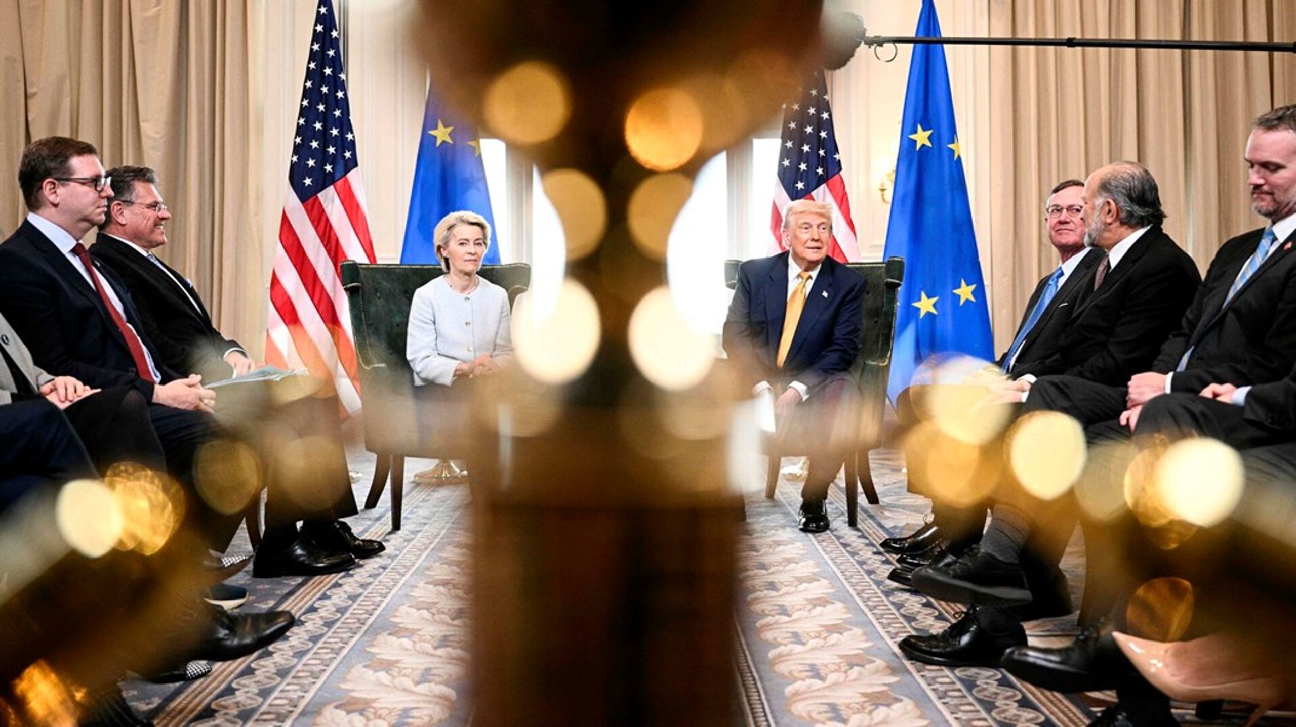 Balsalen i Donald Trumps golfklub i Turnberry, Skotland, udgjorde bagtæppet, da EU-Kommissionens formand, Ursula von der Leyen, 27. juli sidste år indgik en usædvanlig handelsaftale med USA's præsident. Siden har Europa-Parlamentet flere gange udskudt godkendelse af aftalen.