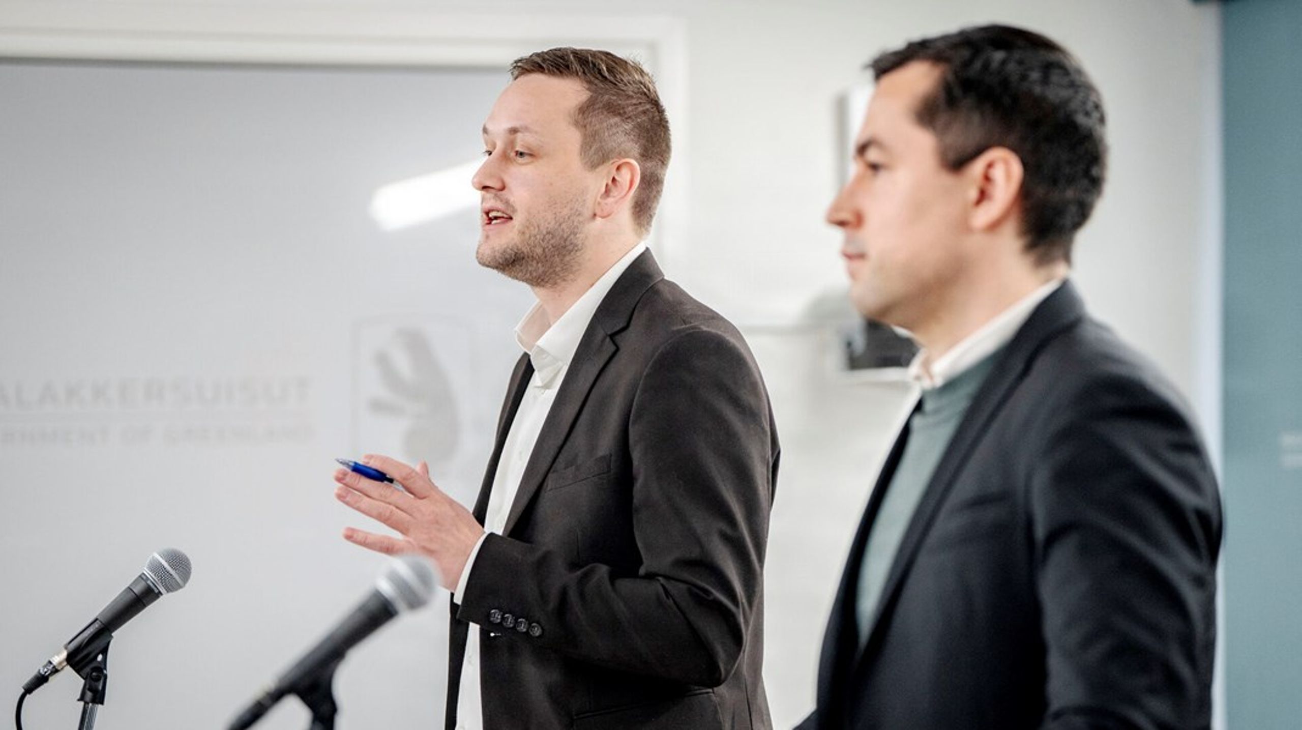 Hverken den grønlandske regeringsleder, Jens-Frederik Nielsen (tv.), fra det liberale parti Demokraatit og Múte B. Egede (th.)&nbsp;fra IA vil blive konkrete på, hvem de ender med at pege på som statsminister efter valget.