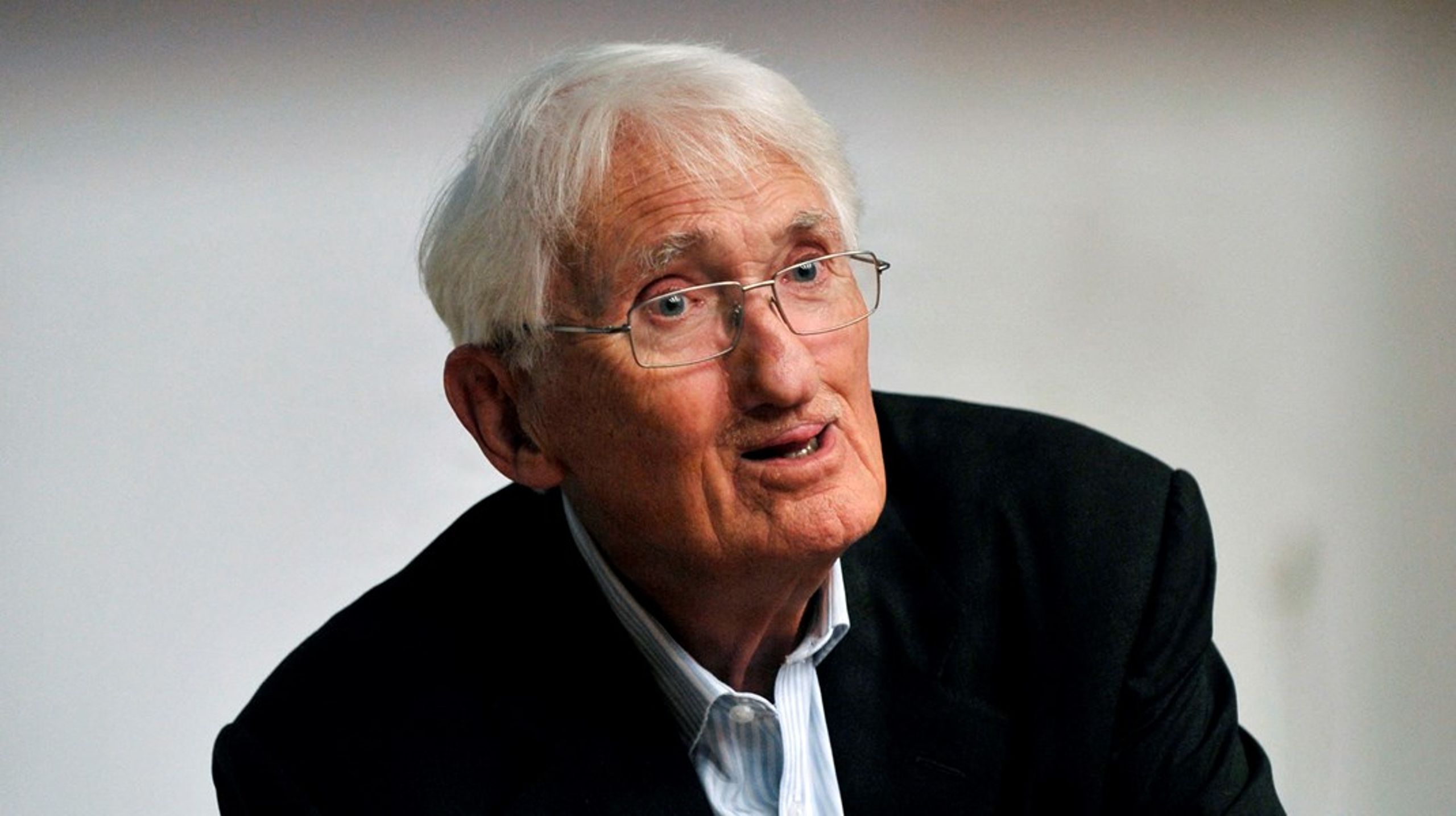 Habermas efterlod sig ikke en manual for udviklingspolitik eller religionsdialog. Men han efterlod os med et forsvar for det inkluderende demokrati, der hverken fortrænger religion eller underkaster sig den, skriver&nbsp;Julie Koch.
