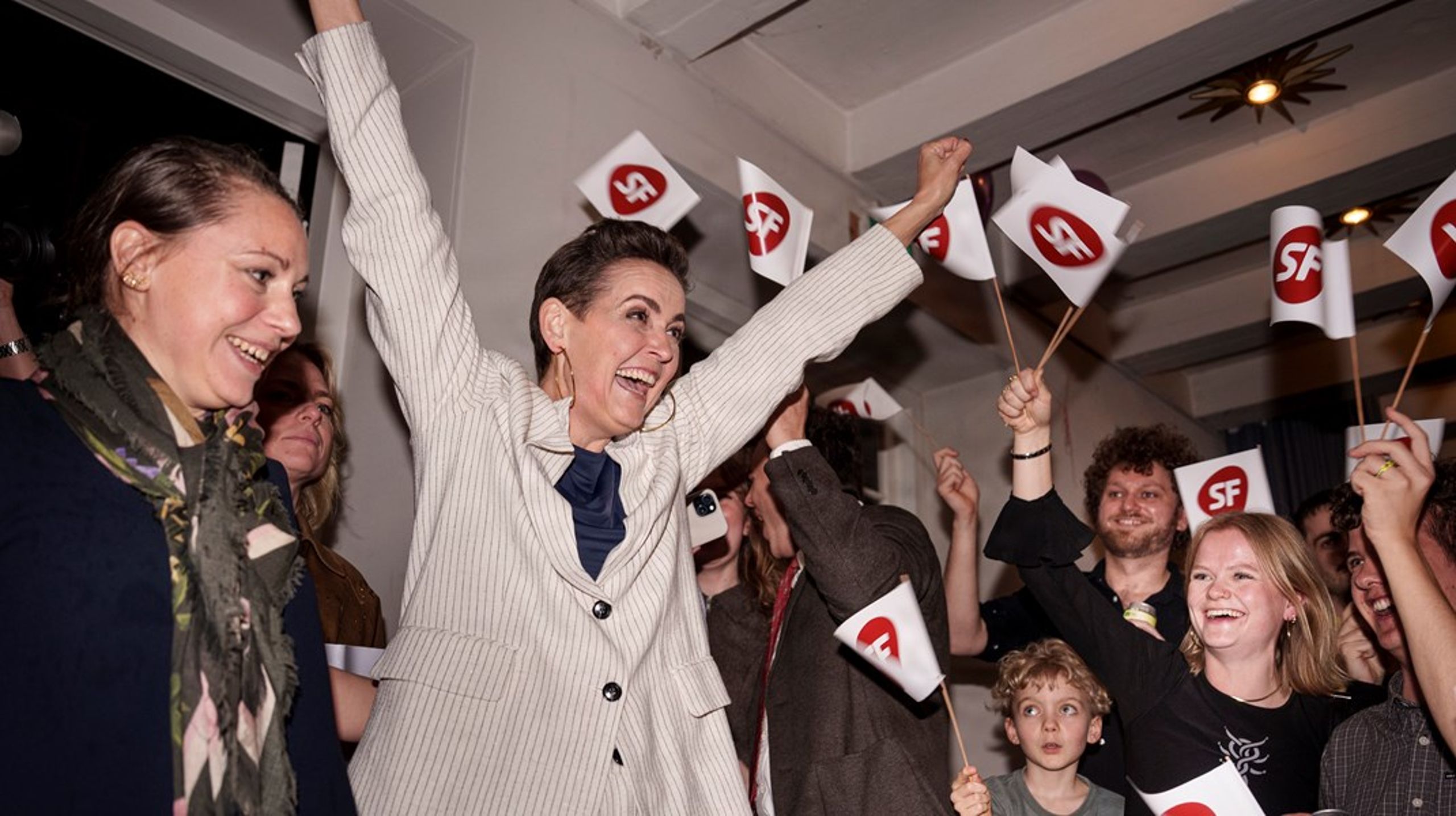 Pia Olsen Dyhr ankommer til SF's valgfest på Johan Borups Højskole i indre København. Ved sin side har hun den københavnske overborgmester, Sisse Marie Welling, og partiets politiske ordfører Signe Munk.