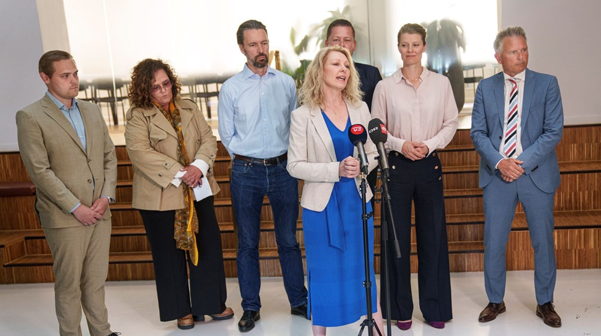 Konservatives Dina Raabjerg (i midten), LA's Carl Andersen (tv) og Venstres Kim Valentin (th) blev ikke genvalgt. Her ses de sidste sommer til doorstep om en aftale om strammere regler for førtidspension for rockere og bandemedlemmer.