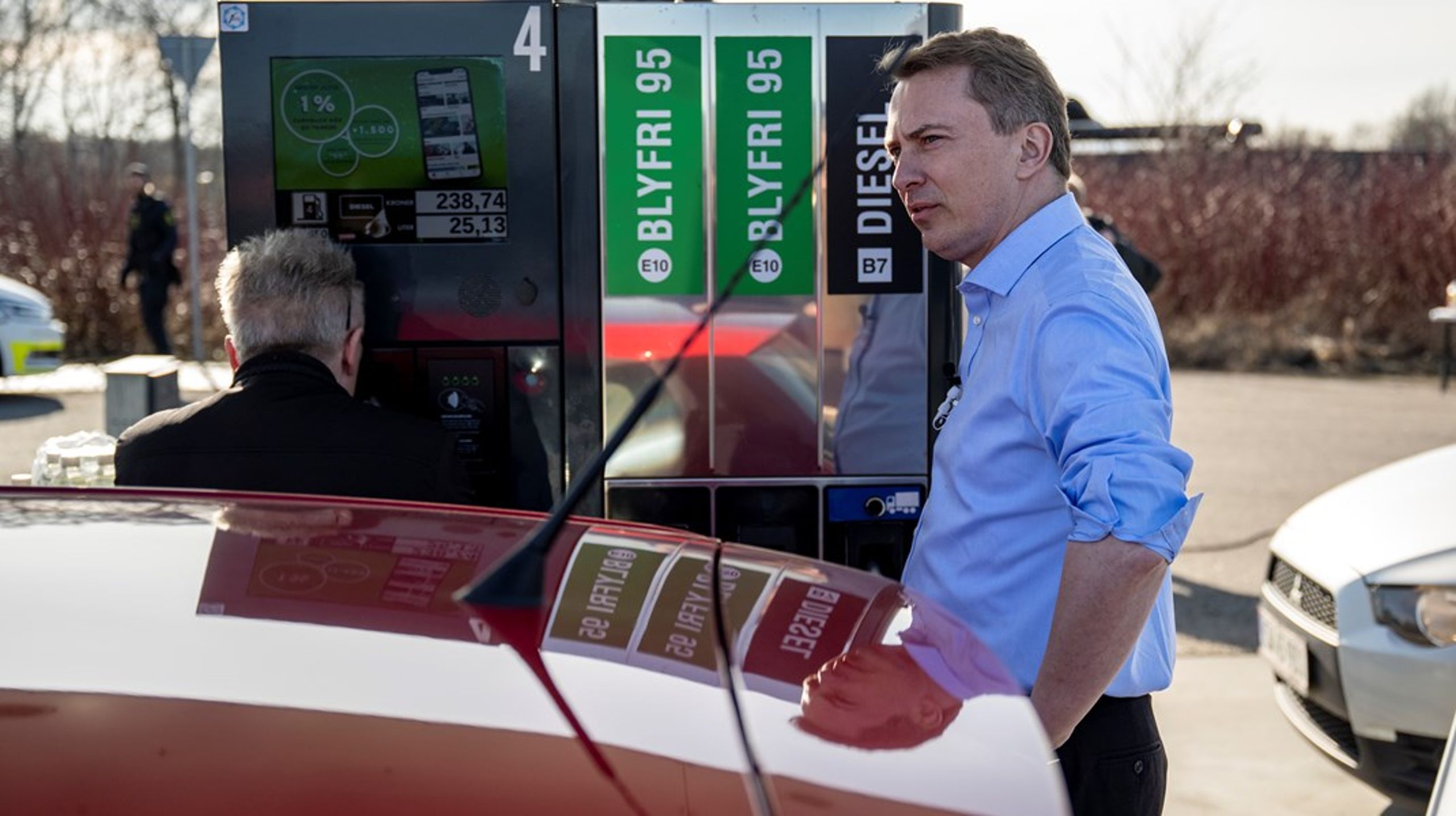 DF-formand Morten Messerschmidt delte billig benzin ud ved en tankstation i Faxe på Sjælland en fredag eftermiddag i valgkampen. Mange lokale har kvitteret med deres stemme.