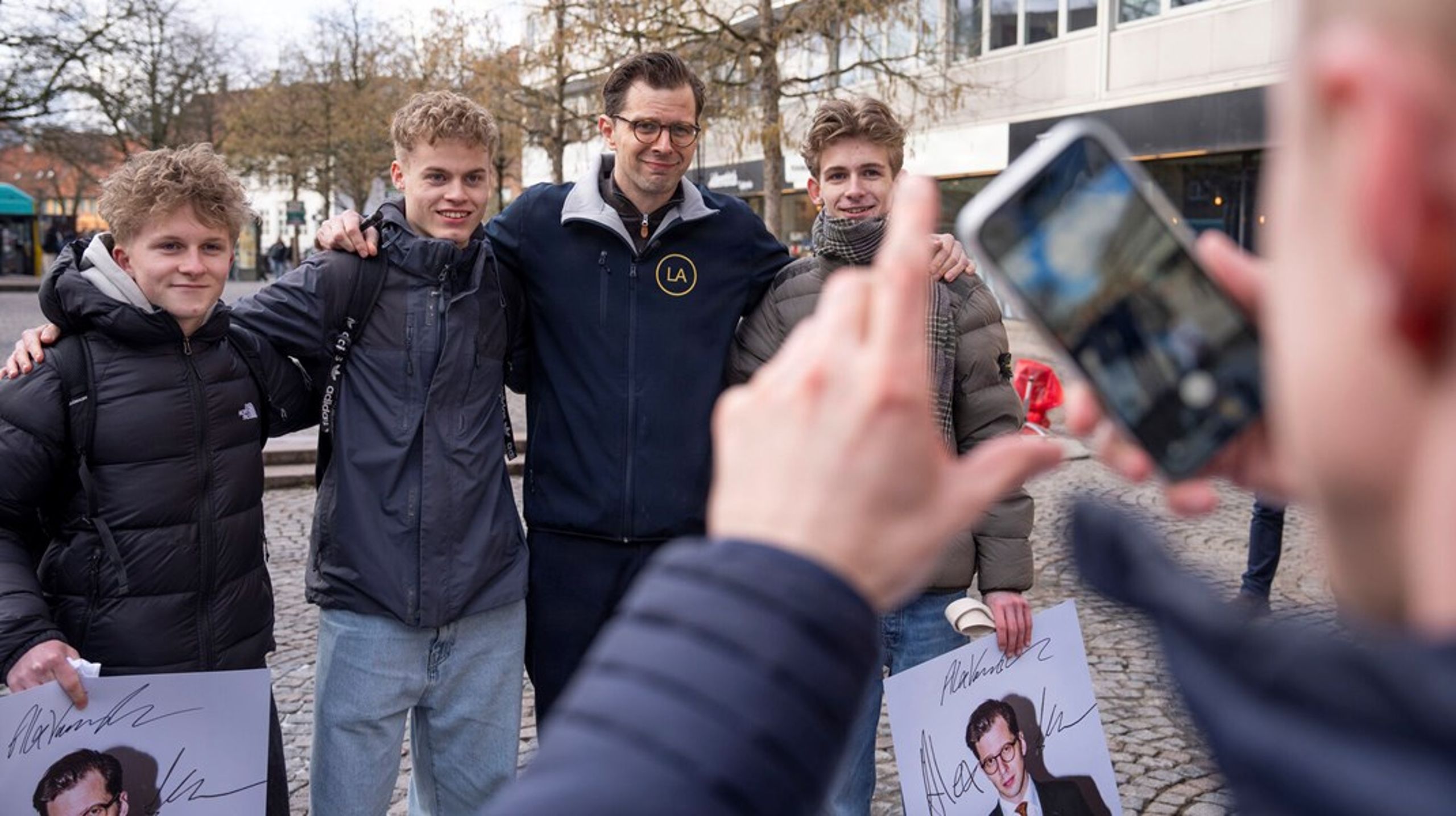 Det er en kendt sag, at LA-formand Alex Vanopslagh er populær blandt mange unge mænd. Nu er partiet også blevet mere populært uden for de store byer.