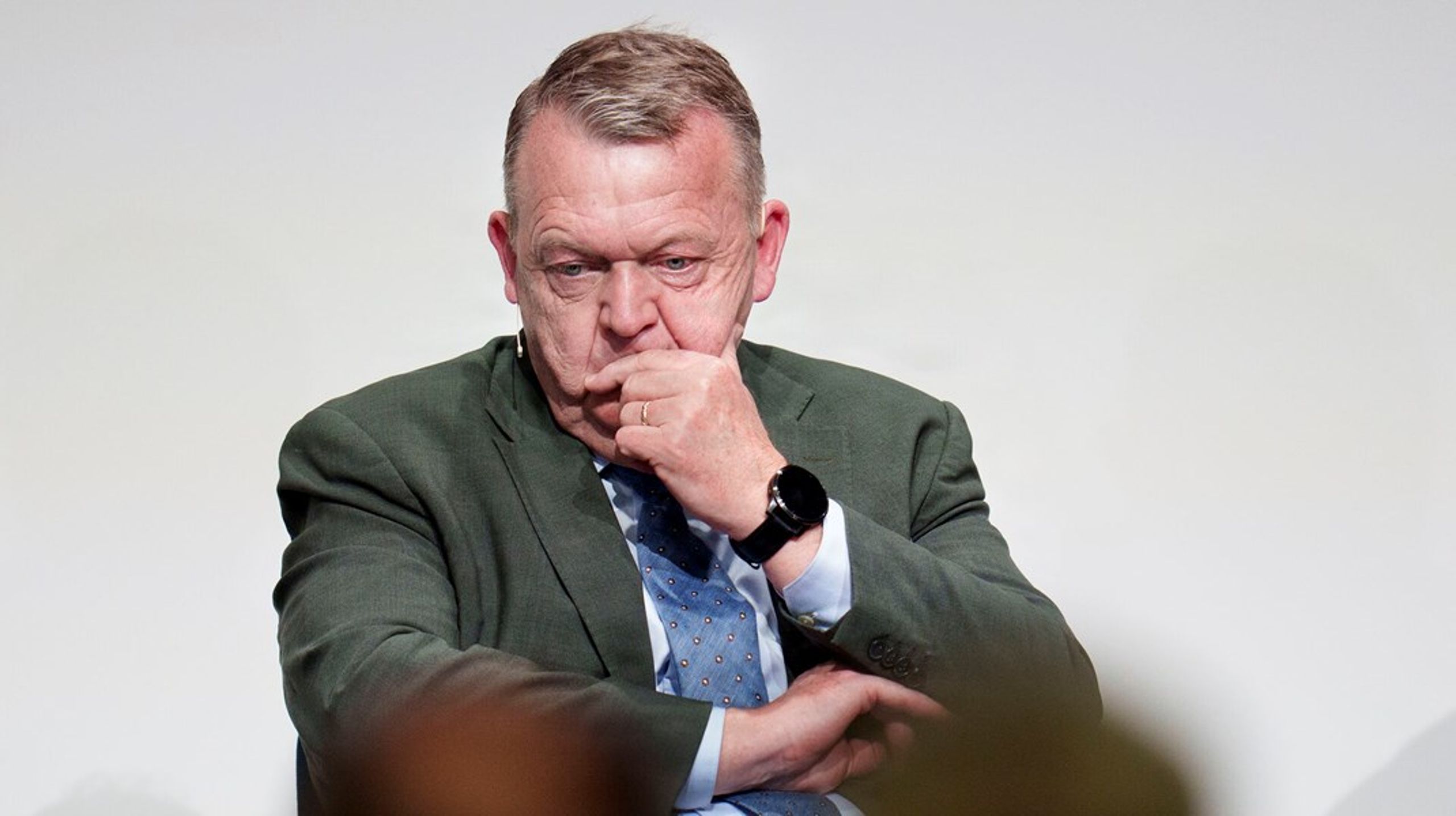 Lars Løkke Rasmussen (M) fik ved tirsdagens folketingsvalg de afgørende mandater, der betyder, at hverken rød eller blå blok kan danne et flertal i Folketinget uden ham.&nbsp;