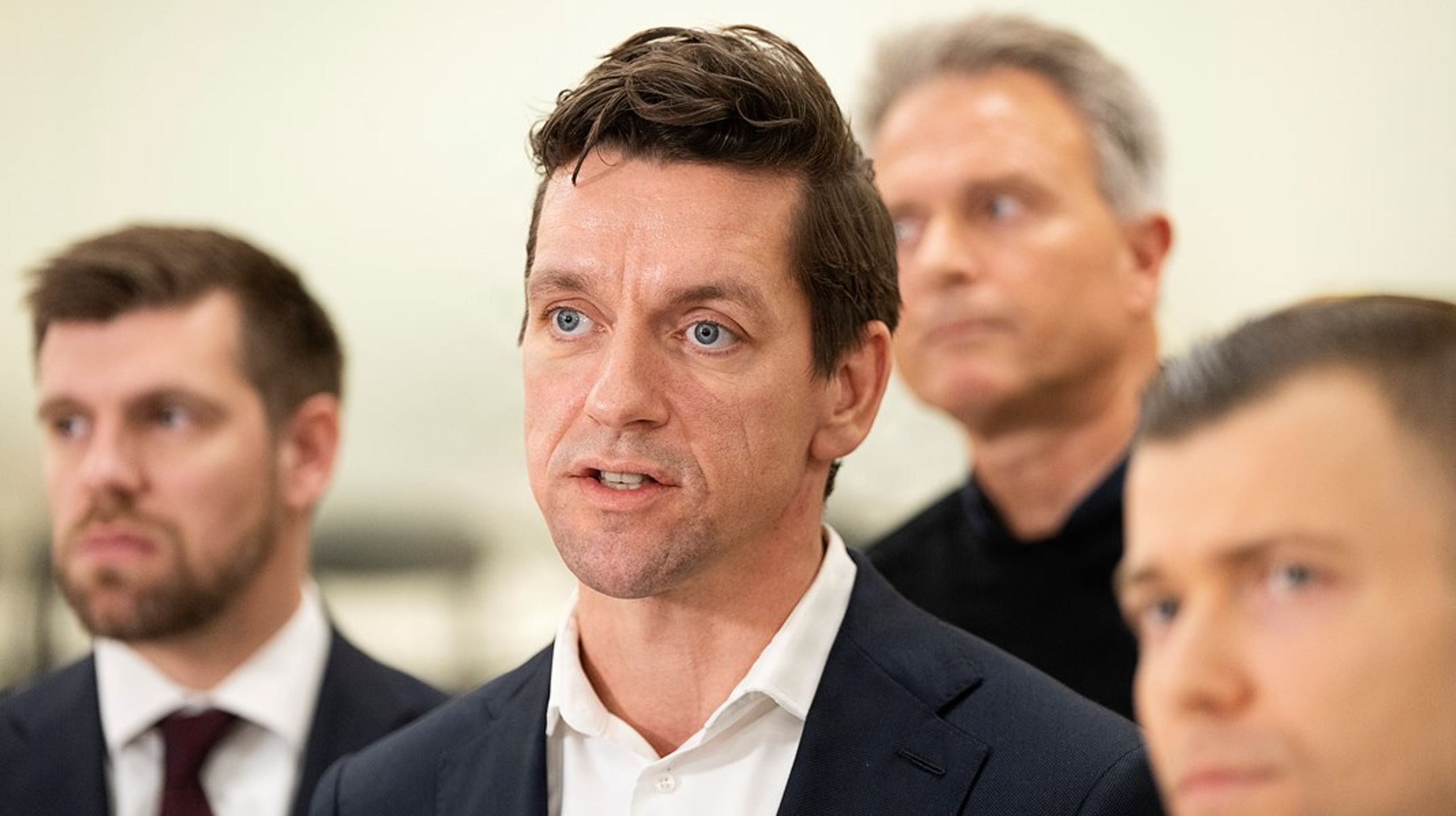 Kaare Dybvad (S) ærgrer sig over, at SVM-regeringen ikke fik implementeret EU's ligelønsdirektiv til tiden, fordi det var svært at blive enige. Her ses han sammen med Venstres Morten Dahlin og Kim Valentin.
