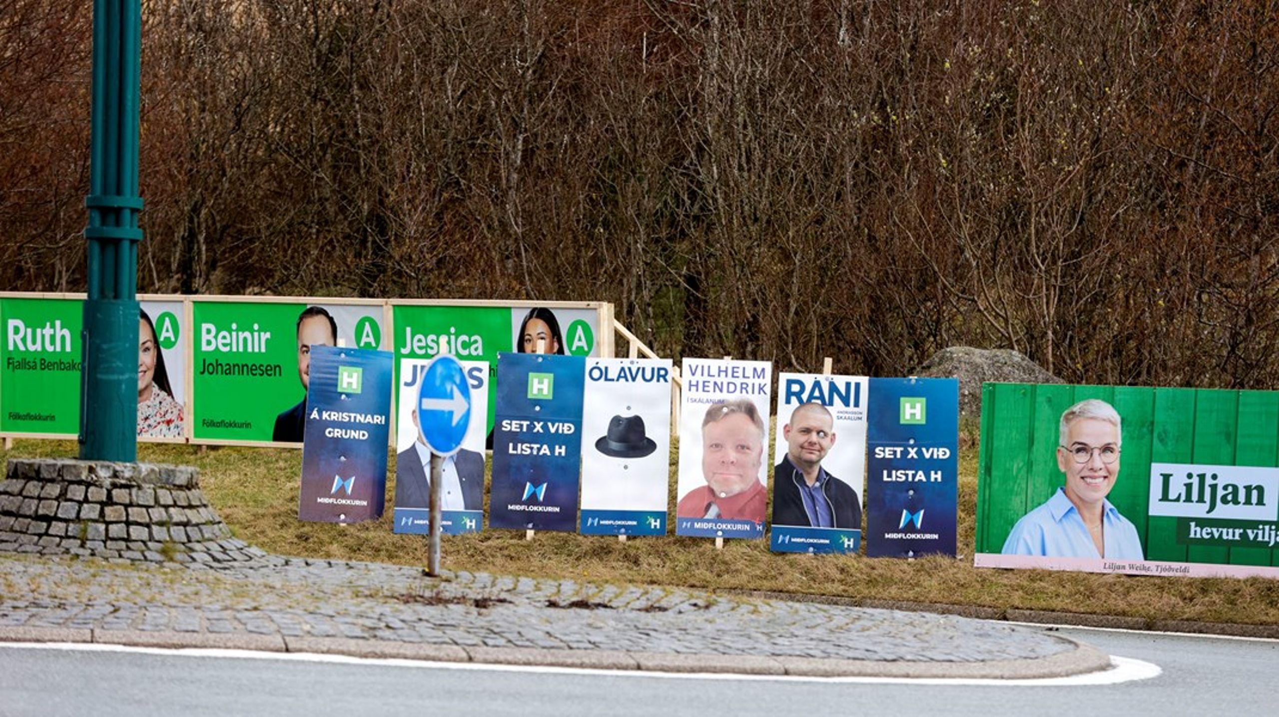 Valgplakater på Færøerne. Valgets store sejrsherre, konservative Beinir Johannesen, er nummer to fra venstre.&nbsp;<br>