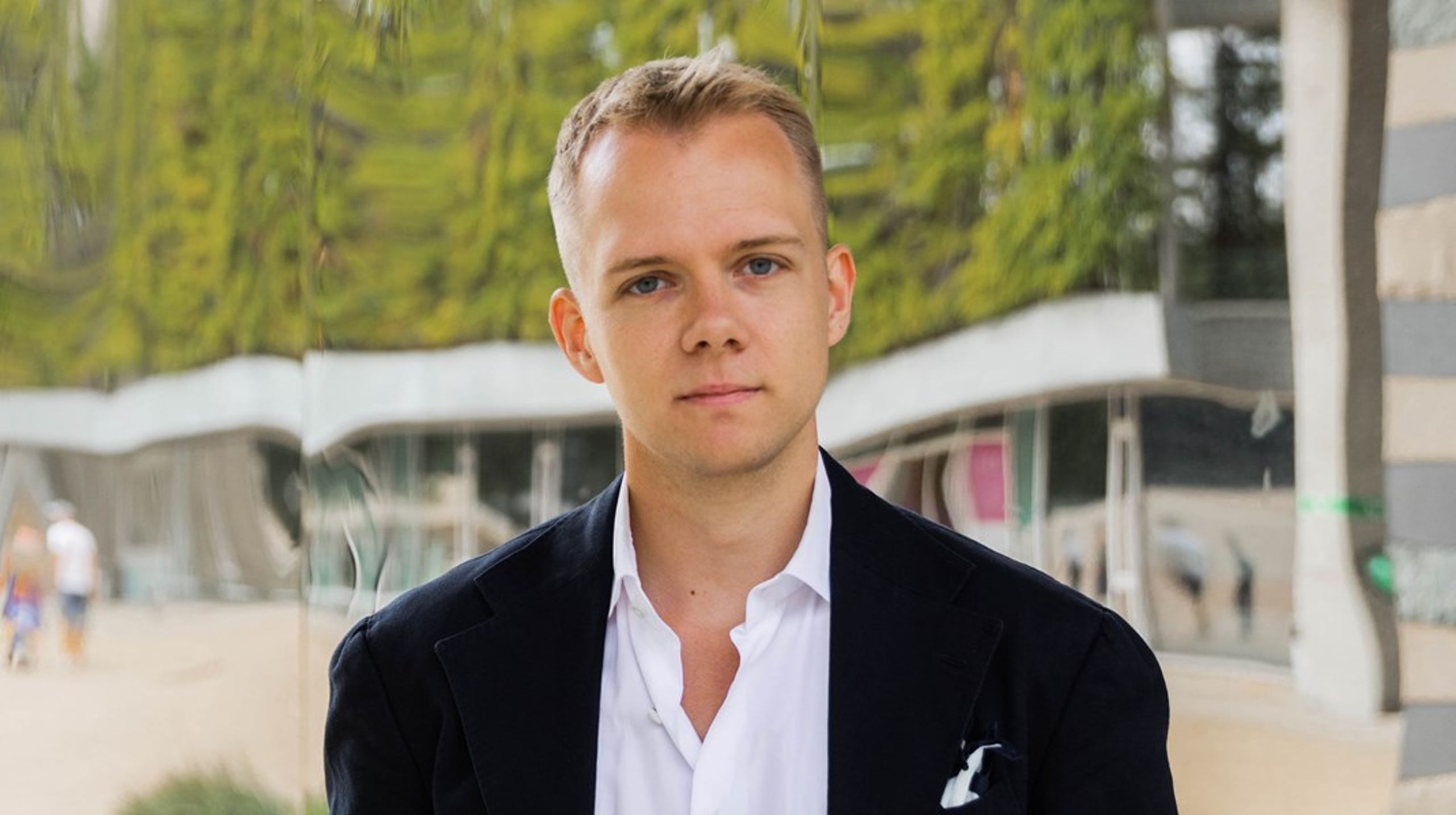 Det mest pinagtige er, at Asger Garde får lov til at belemre os alle med sin egen seksuelle tiltrækning af markant yngre kvinder.&nbsp;Havde min far udtalt sig sådan, havde jeg genovervejet, om jeg ville holde jul med ham, skriver Lukas Lunøe.