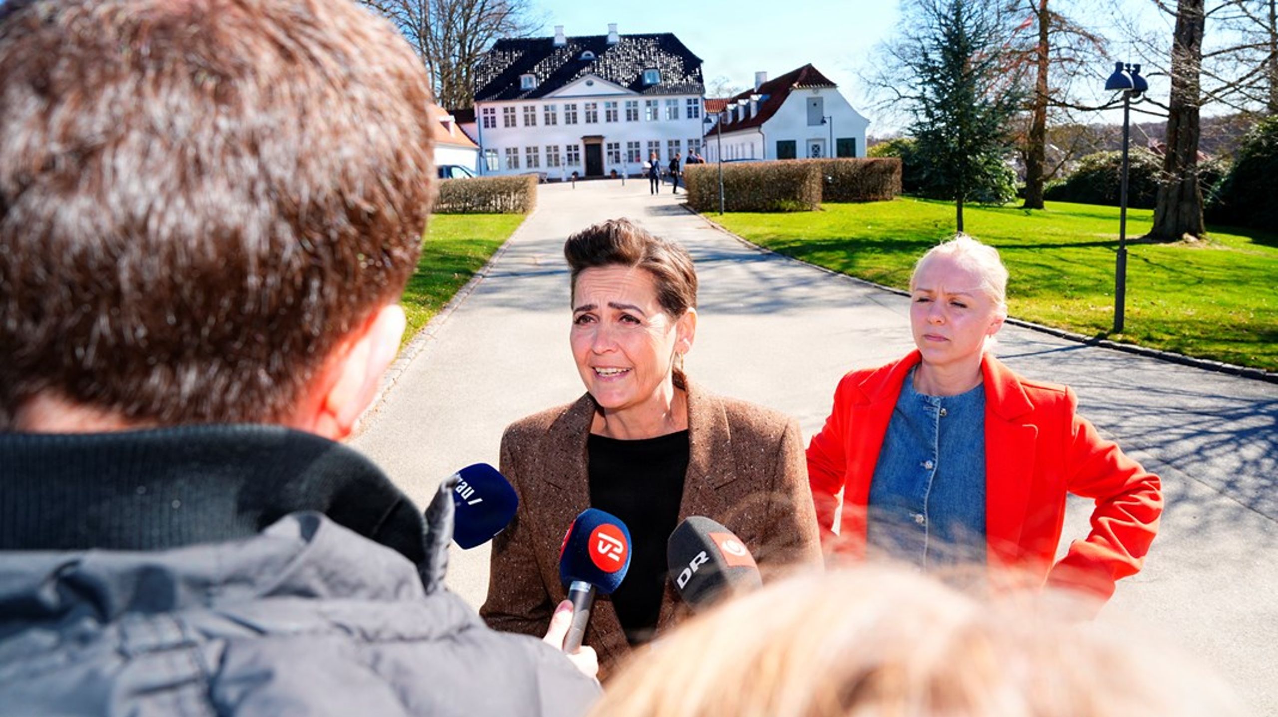 Gennem flere måneder har der været hyppig kontakt&nbsp;mellem partilederne på venstrefløjen. Vælgerne behøver måske ikke at vente flere måneder på en ny regering, skriver Helle Ib. Billede fra regeringsforhandlinger på Marienborg onsdag.