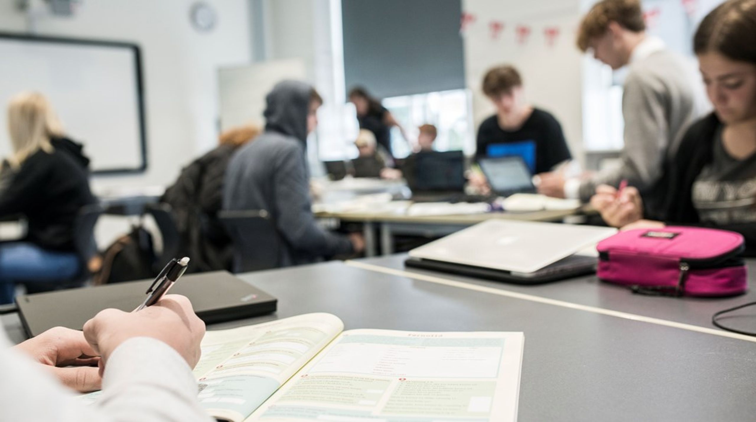 Det er lærerne og forældrene, der altid ender med at blive peget på i sidste ende. De bliver smidt under bussen med anbefalinger om en ny didaktik, eller en reprimande – som om folkeskolen og forældreskabet kan fikse internationale problemer nationalt, skriver Alexander Gam Østergaard.