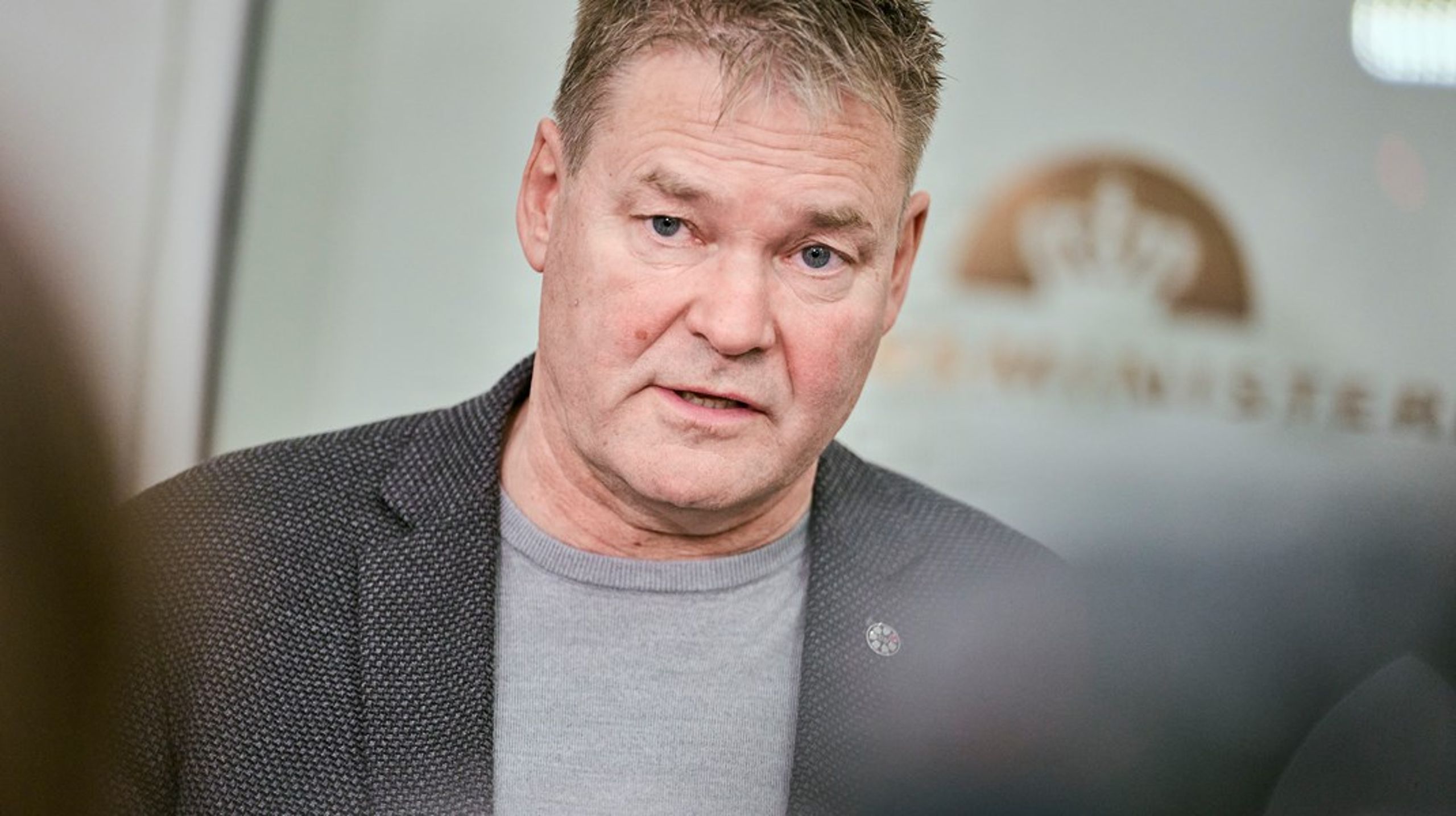 Formand for Centralforening for Stampersonnel, Jesper Korsgaard Hansen, har forladt forhandlingerne om de ekstra 275 millioner kroner til soldaterne ved OK26. Da der er udsigt til flertal for den generelle overenskomst&nbsp;blandt de andre statsansatte, ændrer det dog næppe aftalen.&nbsp;