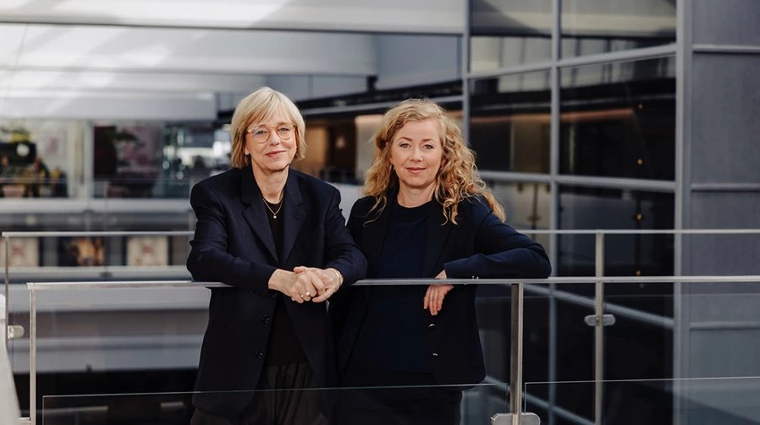 Ulla Pors (til venstre) er ny indholdsdirektør og nyt medlem af TV 2's direktion. Afgående chefredaktør for TV 2 News, Anne Mette Svane, overtager stillingen som nyhedsdirektør.