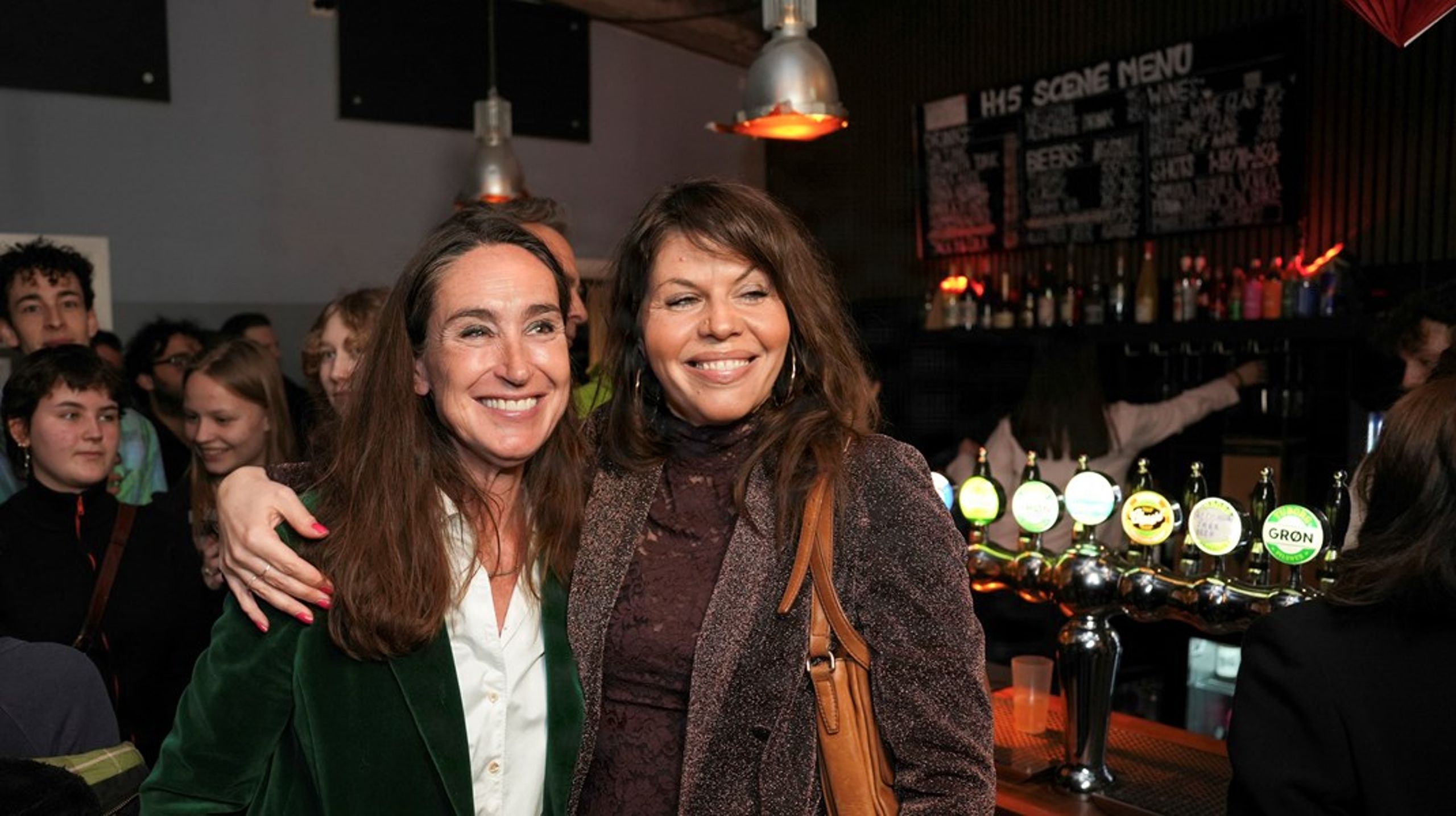 Signe Wenneberg og&nbsp;Franciska Rosenkilde under Alternativets valgfest i forbindelse med folketingsvalget i marts.&nbsp;