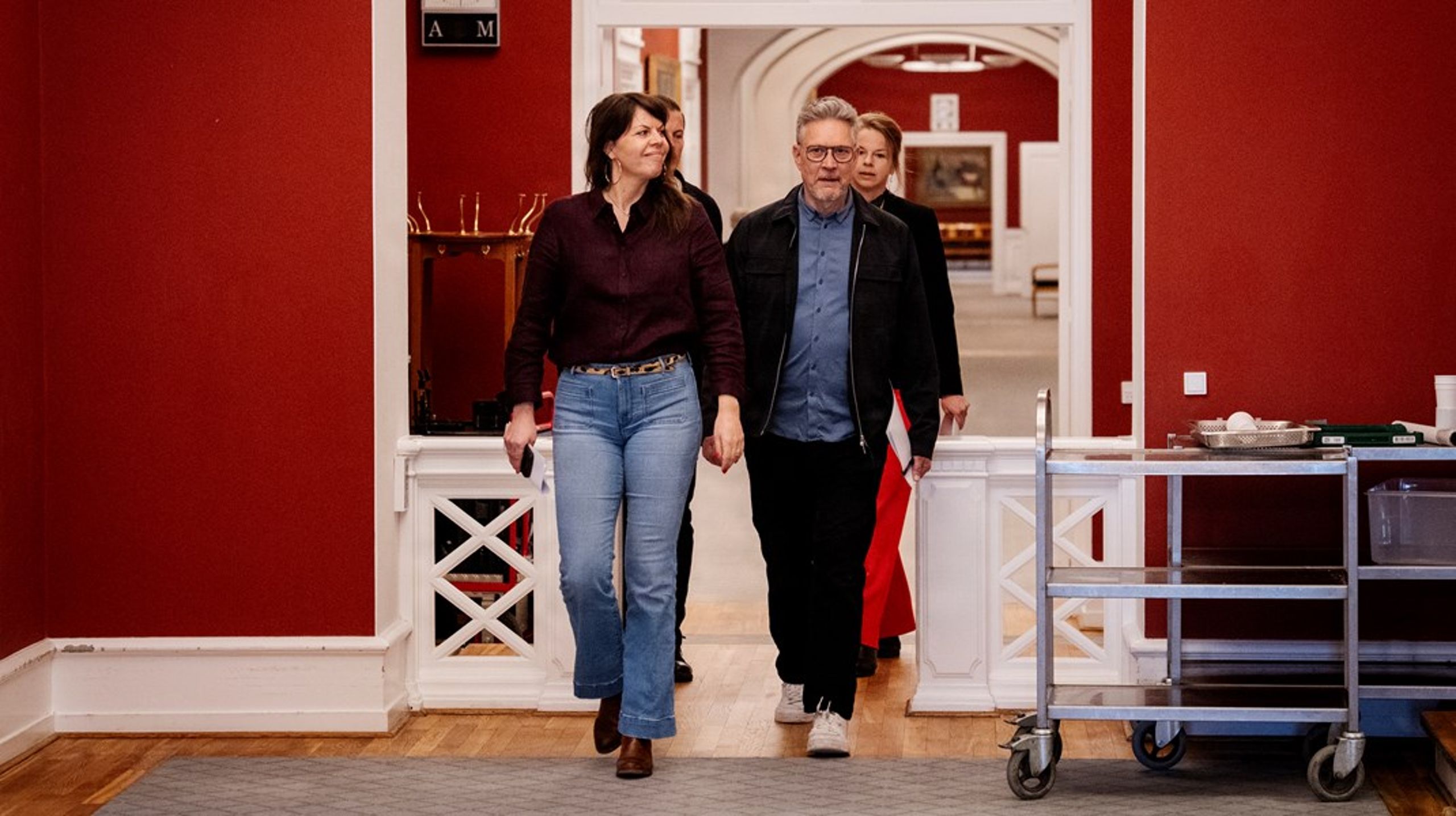 Franciska Rosenkilde (ALT) og Torsten Gejl (ALT) på vej til regeringsforhandlinger 7. april.&nbsp;