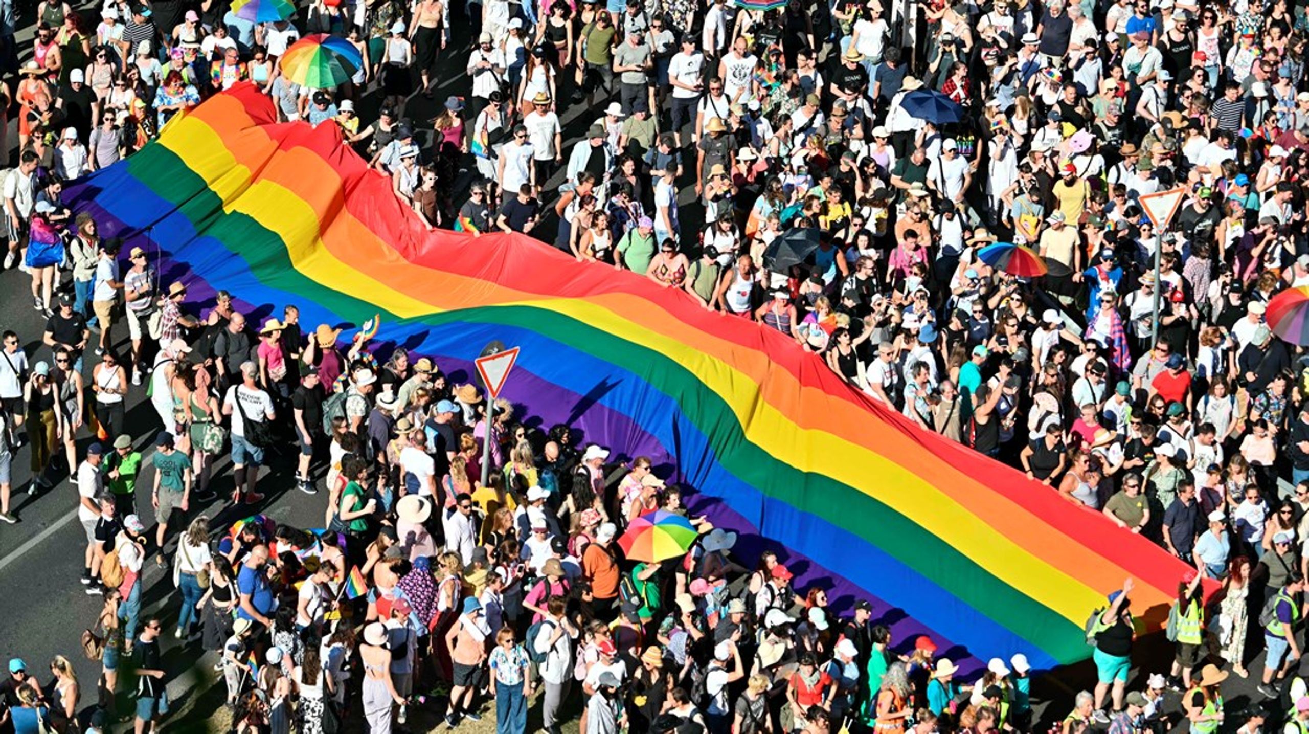 Péter Magyar deltog ikke i den ulovlige Budapest Pride 2025. Det gjorde jeg, skriver Emily Olander Christiansen. Billede fra Pride i Budapest i juni 2025.