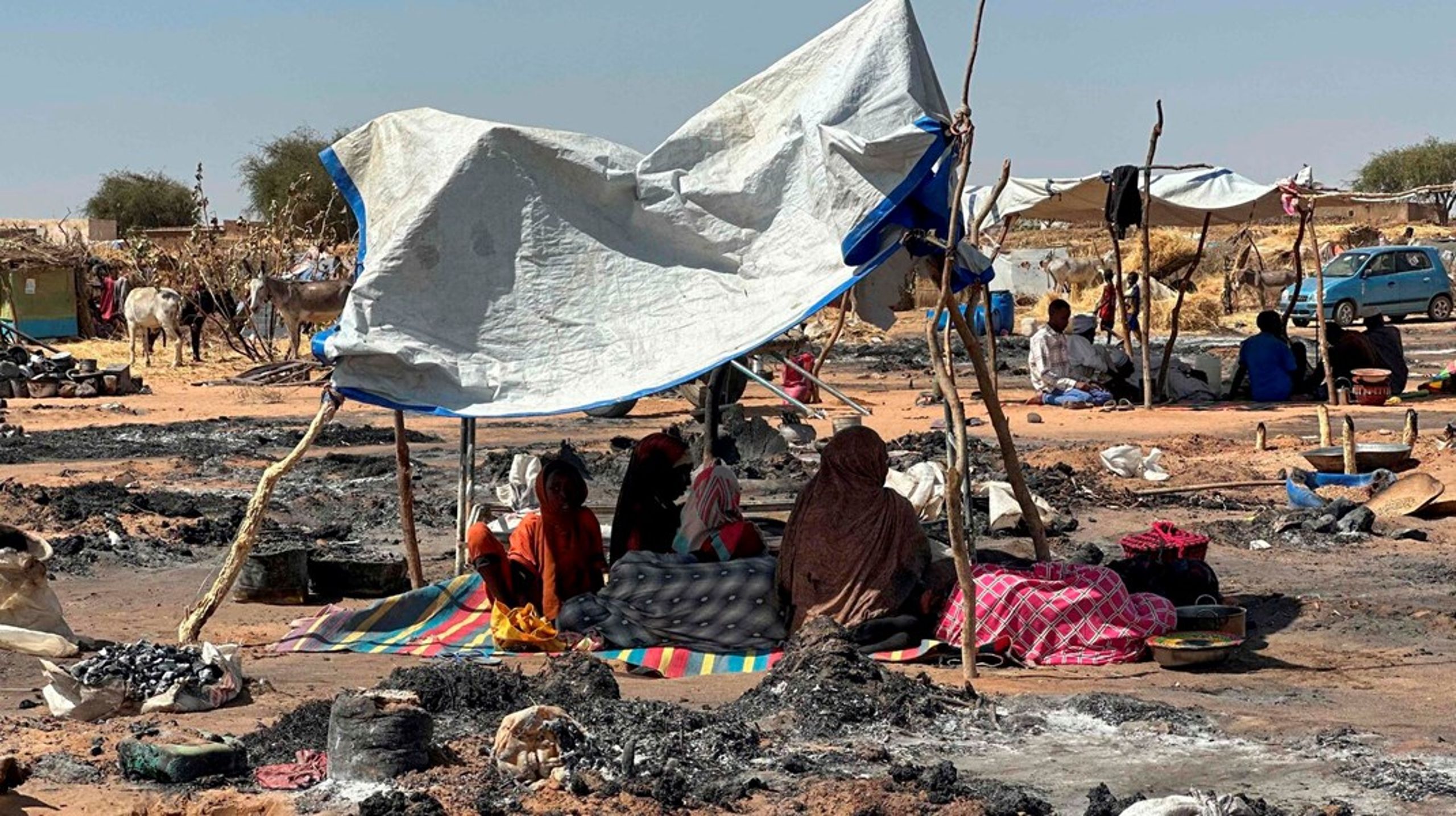 Budgetterne til de humanitære indsatser mærker mest at der skæres i bistanden. Det er blandt andet nødhjælp til mennesker som de omkring 12 millioner fra Sudan, der er&nbsp;fordrevet fra deres hjem på grund krigen mellem den sudanesiske hær og paramilitsen RSF. I februar udbrød der brand i en af flygtningelejrene.&nbsp;