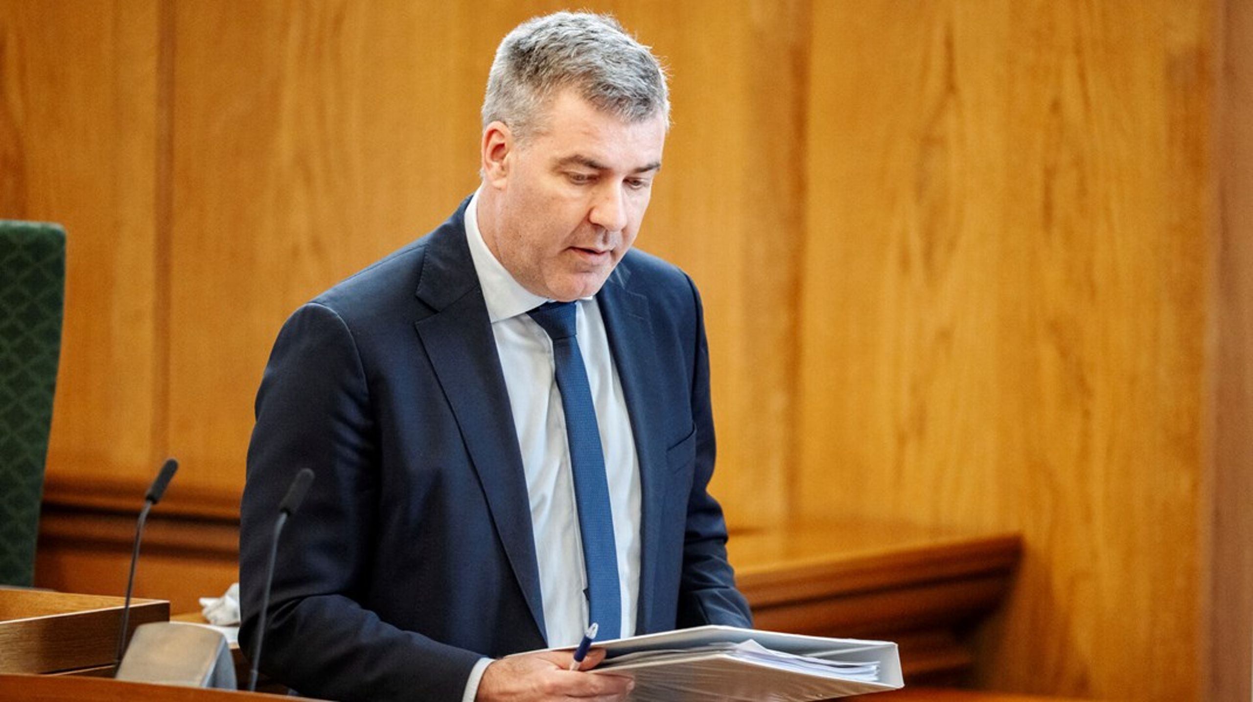 Sidste år kæmpede klimaminister Lars Aagaard (M) for sit liv i en sag om forsinkelser i udbygningen af elnettet. Nu får han og regeringen på ny kritik.&nbsp;