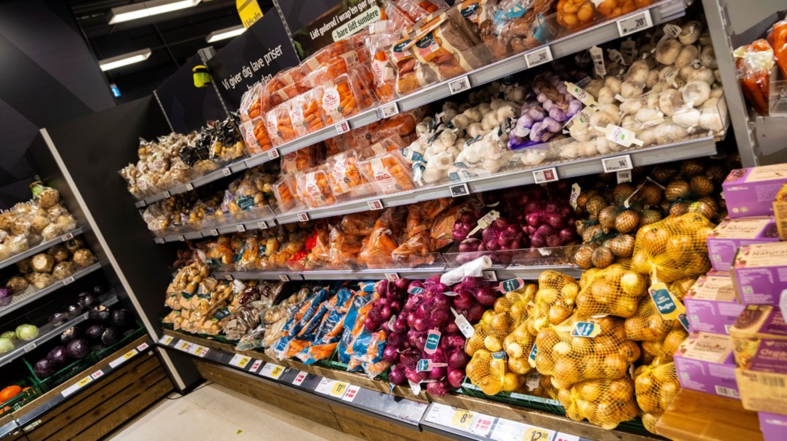 Lavere priser på frugt og grønt kan øge forbruget markant og føre til færre sygdomme, højere produktivitet og lavere sundhedsudgifter i samfundet, skriver Rune-Christoffer Dragsdahl, Thøger Lund-Sørensen og Katrine Ejlerskov i dette indlæg.