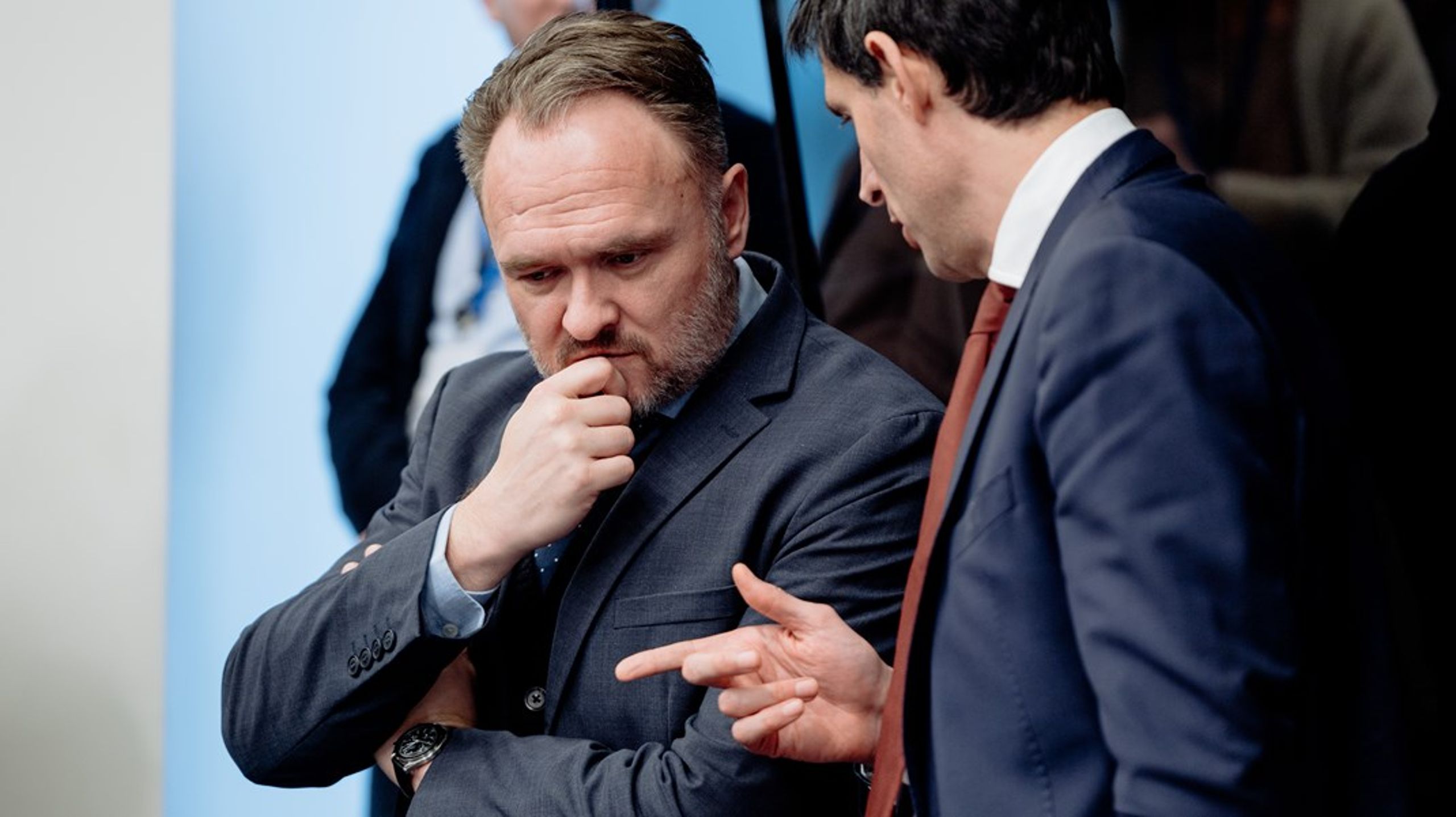 Energikommissær Dan Jørgensen (t.v.) diskuterer med klimakommissær Wopke Hoekstra under et møde i EU-Kommissionen.