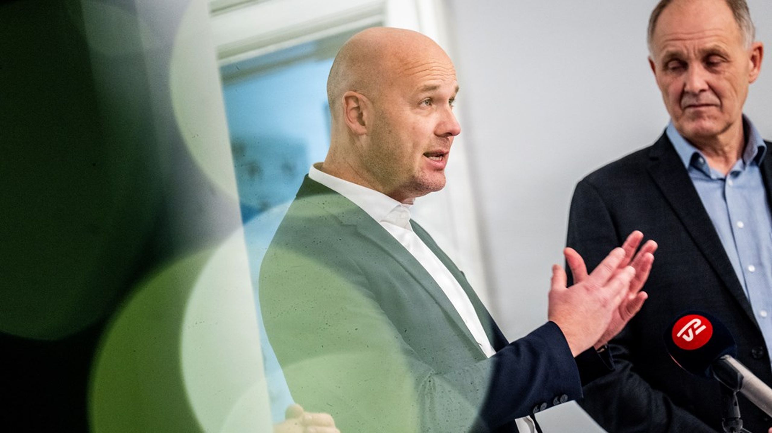 Dispensation giver Anders Kühnay mulighed for at fortsætte på sine regionale poster indtil en ny&nbsp;overenskomst med de praktiserende læger (PLO) og en ny honorarstruktur er forhandlet på plads.