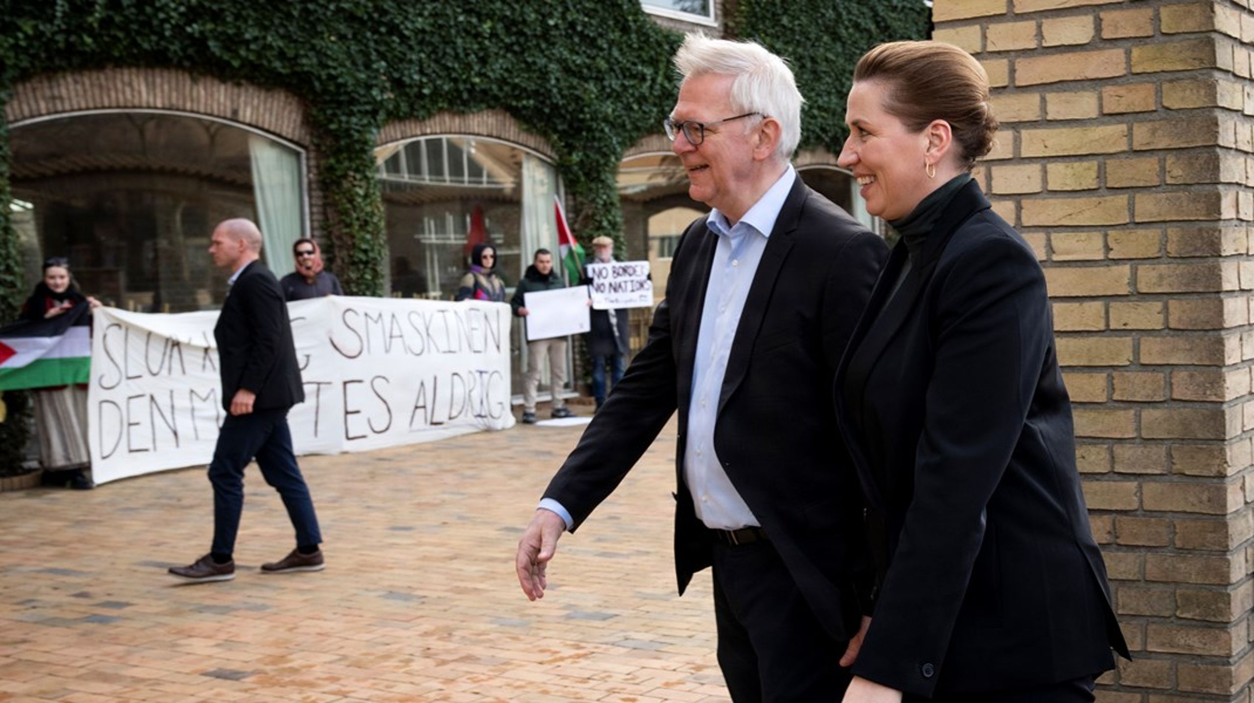 Statminister Mette Frederiksen blev i starten af valgkampen modtaget af rektor Brian Bech Nielsen og en demonstration, da hun ankom til et debatarrangement omkring sikkerhedspolitik på Aarhus Universitet.