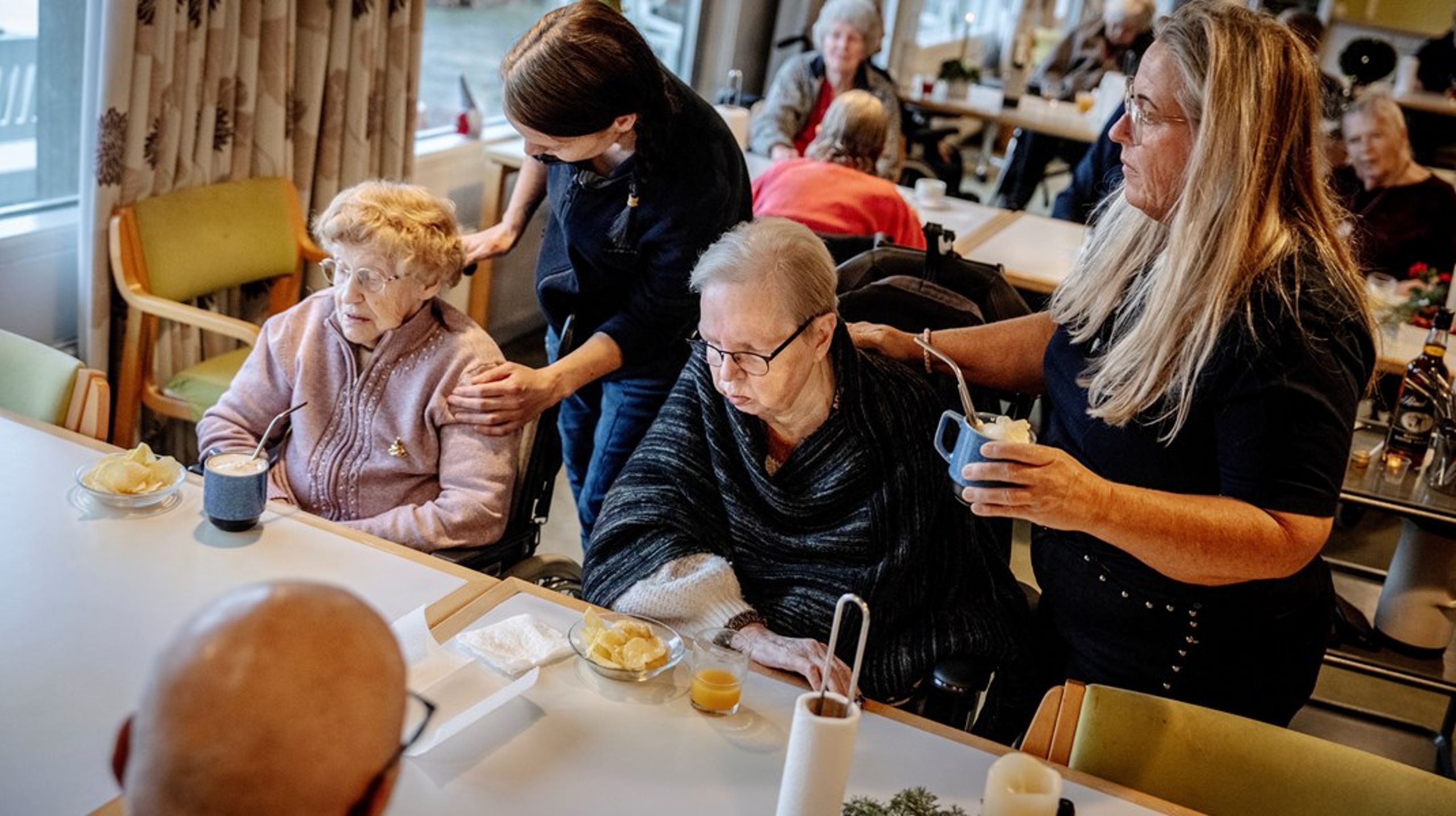 Det måder hård kritik, at Ældreministeriet har uddelt millioner ud fra "først til mølle"-princippet.