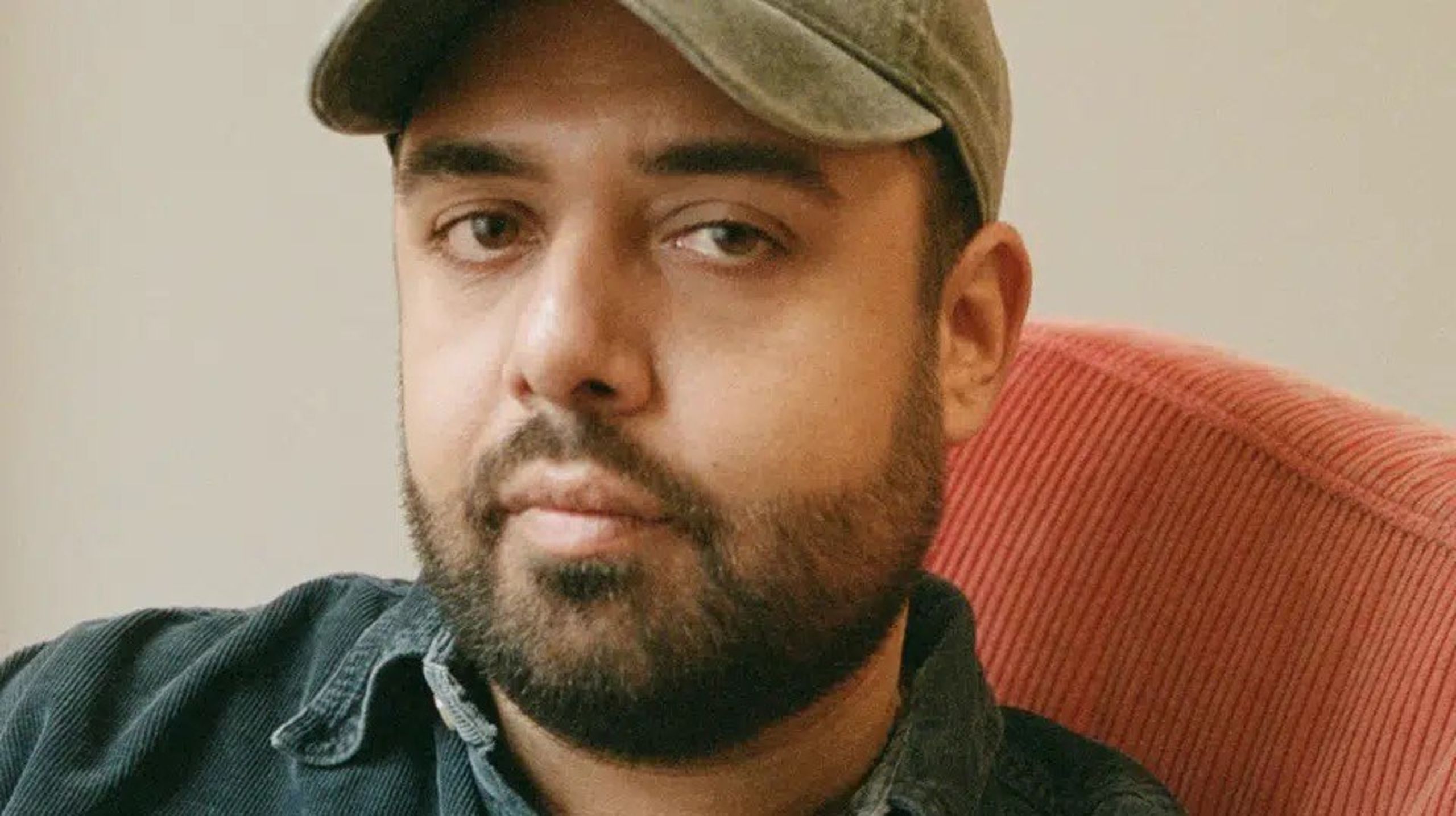 Med kombinationen af minder og tørre konstateringer får Dean Butts tekster læseren til at reflektere over systemets indgriben i menneskers liv, skriver&nbsp;Ida Elmdal Thagesen.<br>