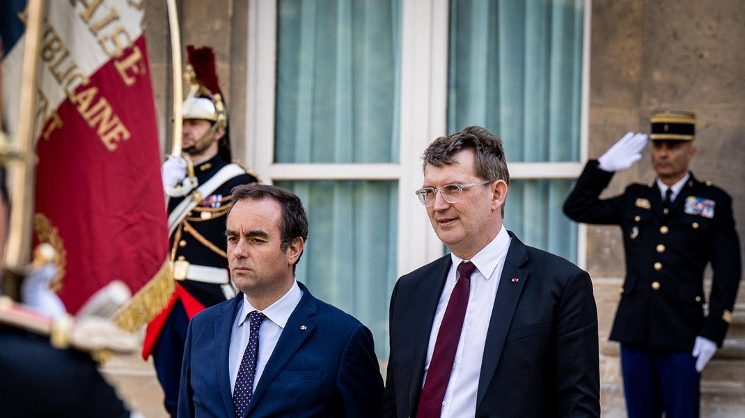 I forbindelse med det danske kongepars besøg i Frankrig i april sidste år, mødtes den danske forsvarsminister Troels Lund Poulsen (t.h.) med Frankrigs daværende forsvarsminister&nbsp;Sébastien Lecornu (t.v.), der i dag er Frankrigs premierminister.