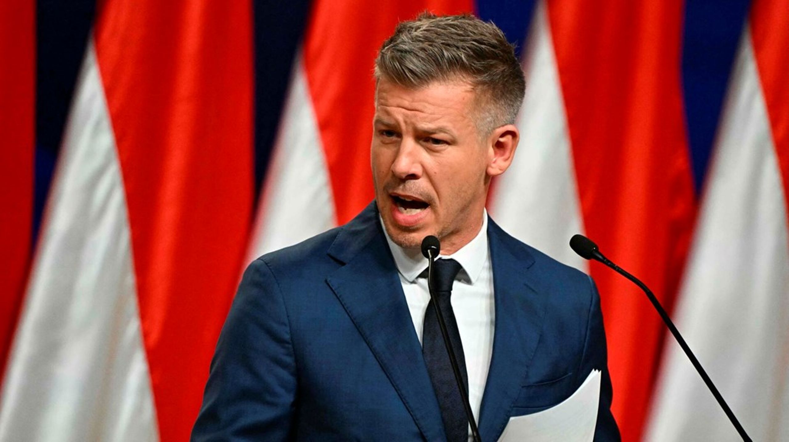 "Det ungarske folk sagde ja til Europa i dag – og de sagde ja til et
frit Ungarn," sagde lederen af partiet Tisza, Péter Magyar, efter han søndag vandt en jordskredssejr ved det ungarske parlamentsvalg og dermed slog Viktor Orbán af pinden efter 16 år ved magten.