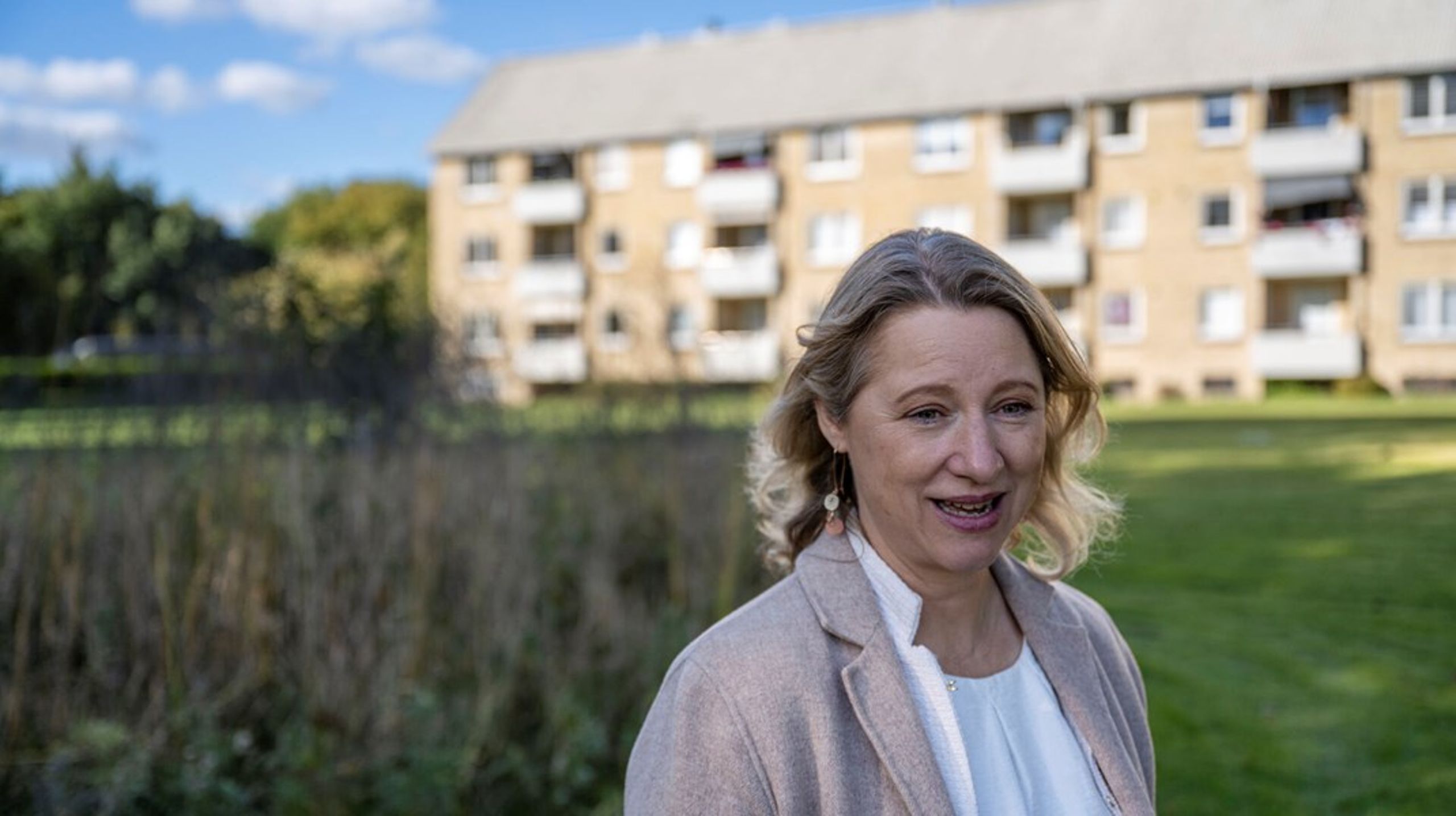 Sophie Hæstorp Andersen (S) har været boligminister samtidig med, at hun også har været socialminister, og i alt har ansvaret for den samlede by- og boligpolitik været splittet op på otte forskellige ministeriet i SMV-regeringen. Det dur ikke, lyder det fra en række erfarne embedsfolk i et brev til partilederne. Ansvaret skal samles, mener de.